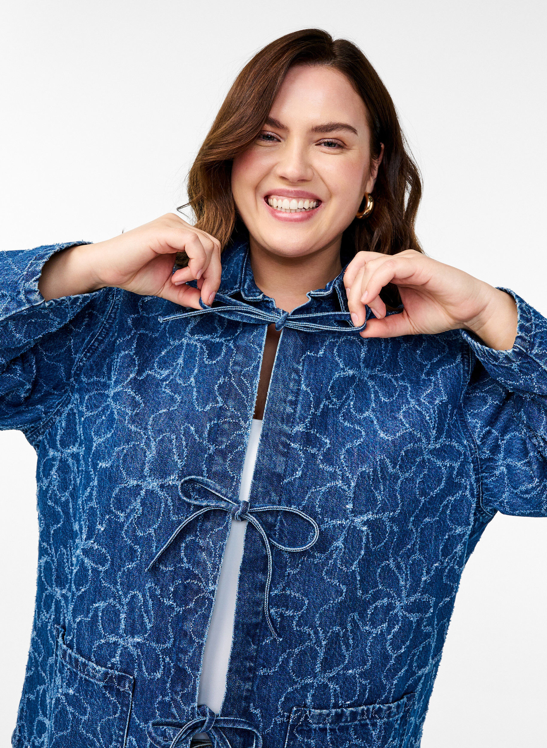 Zizzi Jeansjacka med knytning och fickor, Blue Denim Destroy, Model image number 2