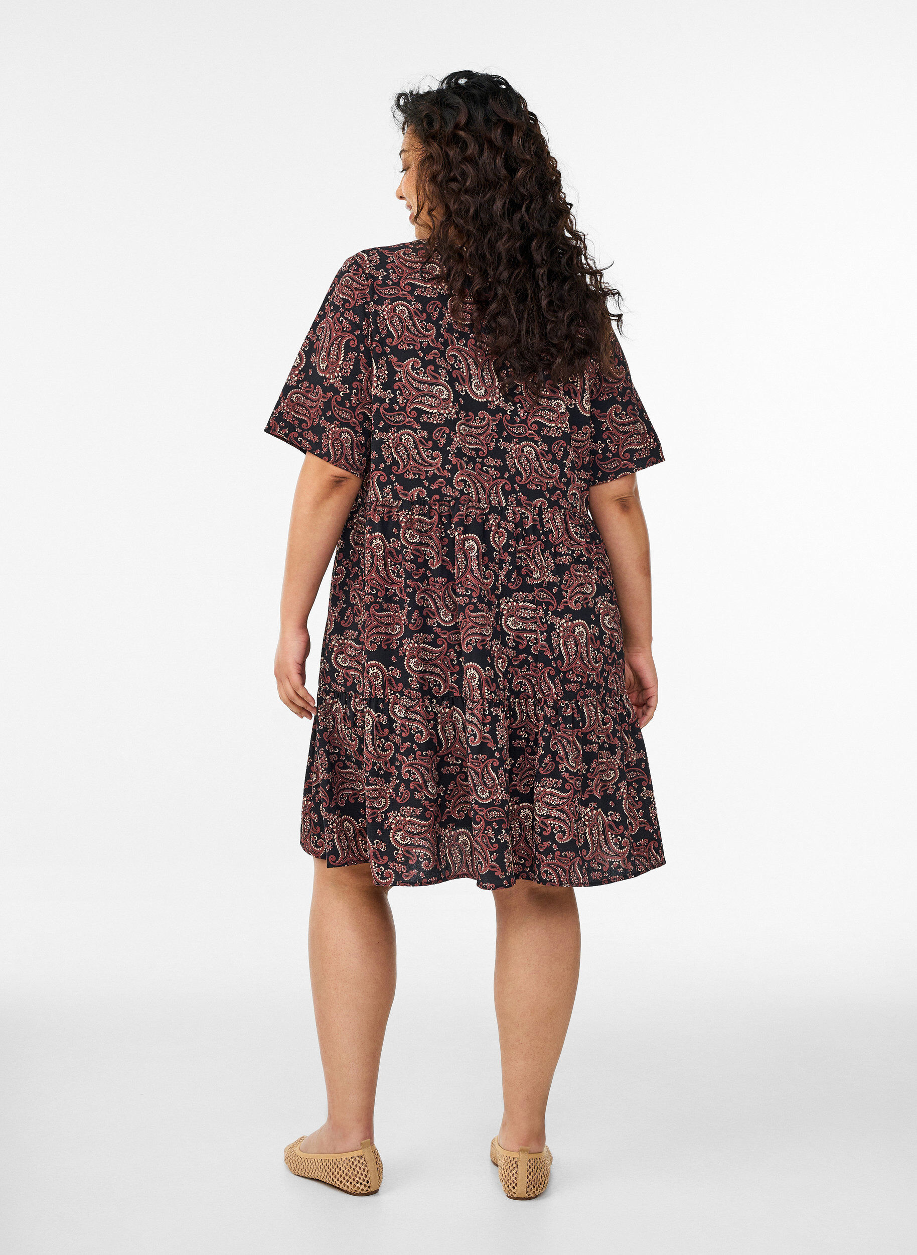 Zizzi Kort&auml;rmad kl&auml;nning med A-linje och sk&auml;rningar, Svart, Model image number 2