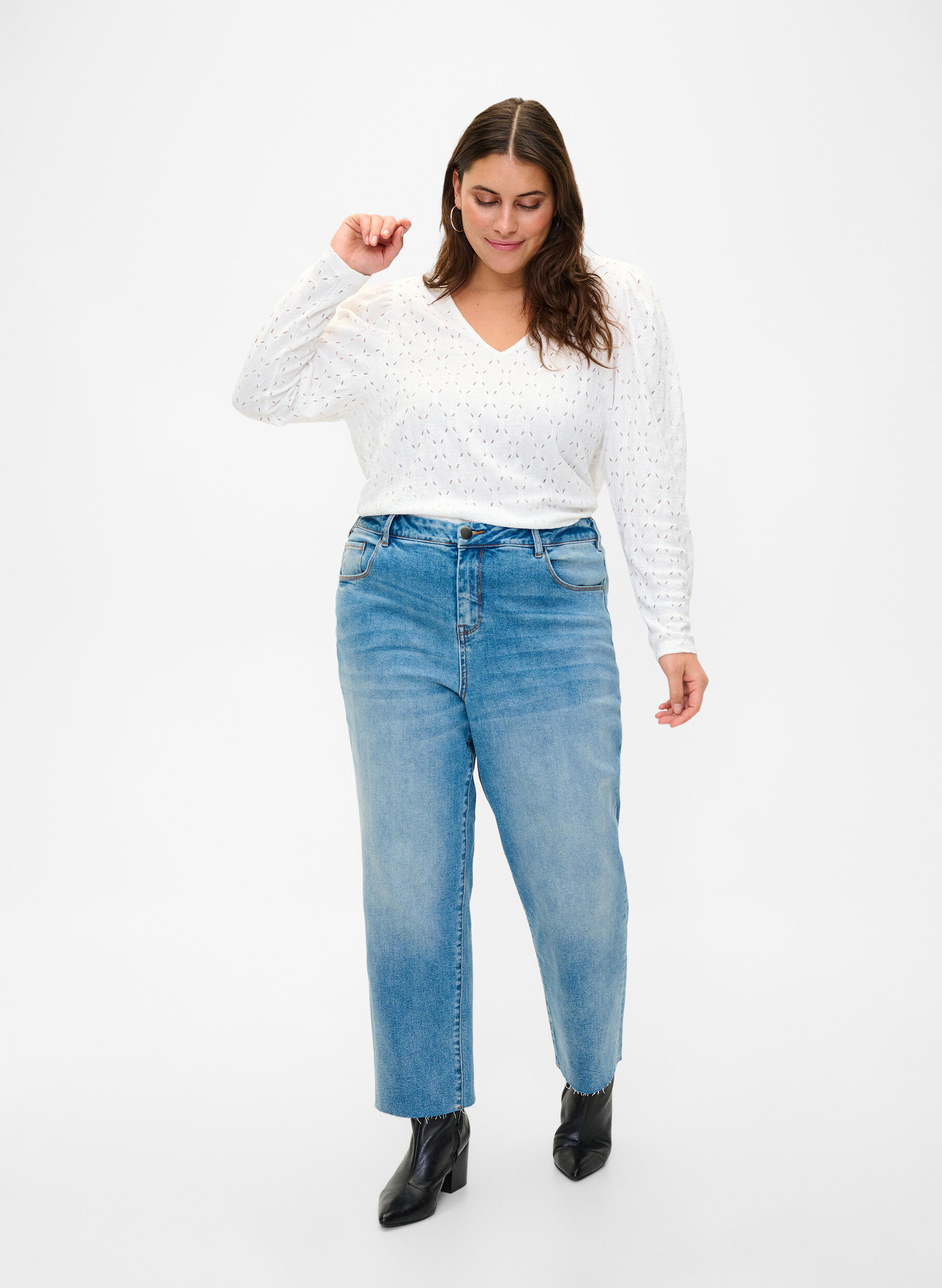 Zizzi Blus med V-ringning och h&aring;lm&ouml;nster, Off White, Model image number 2