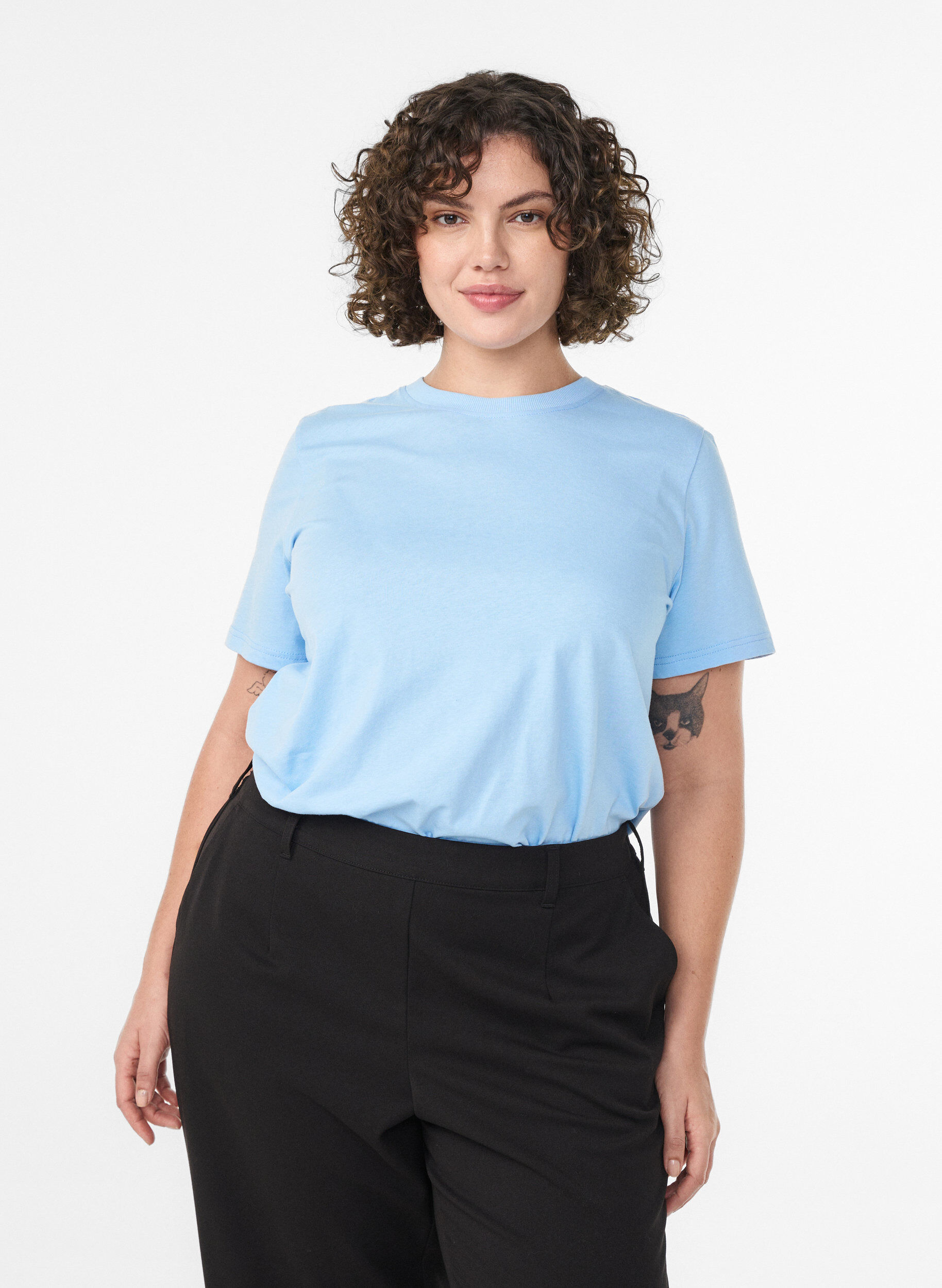 Enkel t-shirt i bomull med rund halsringning, Bl&aring;, Model