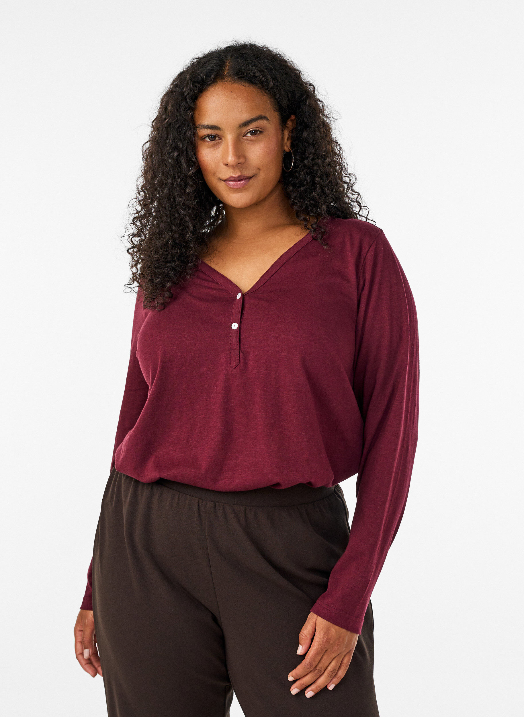 ZizziL&aring;ng&auml;rmad t-shirt med v-ringning och knappar, R&ouml;d, Model image number 0