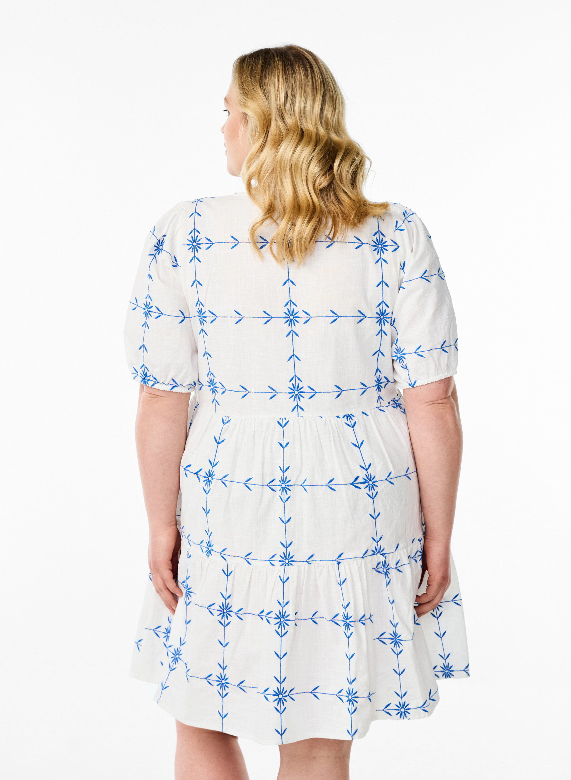 Zizzi Kort kl&auml;nning med V-ringning och broderi, Vit, Model image number 2