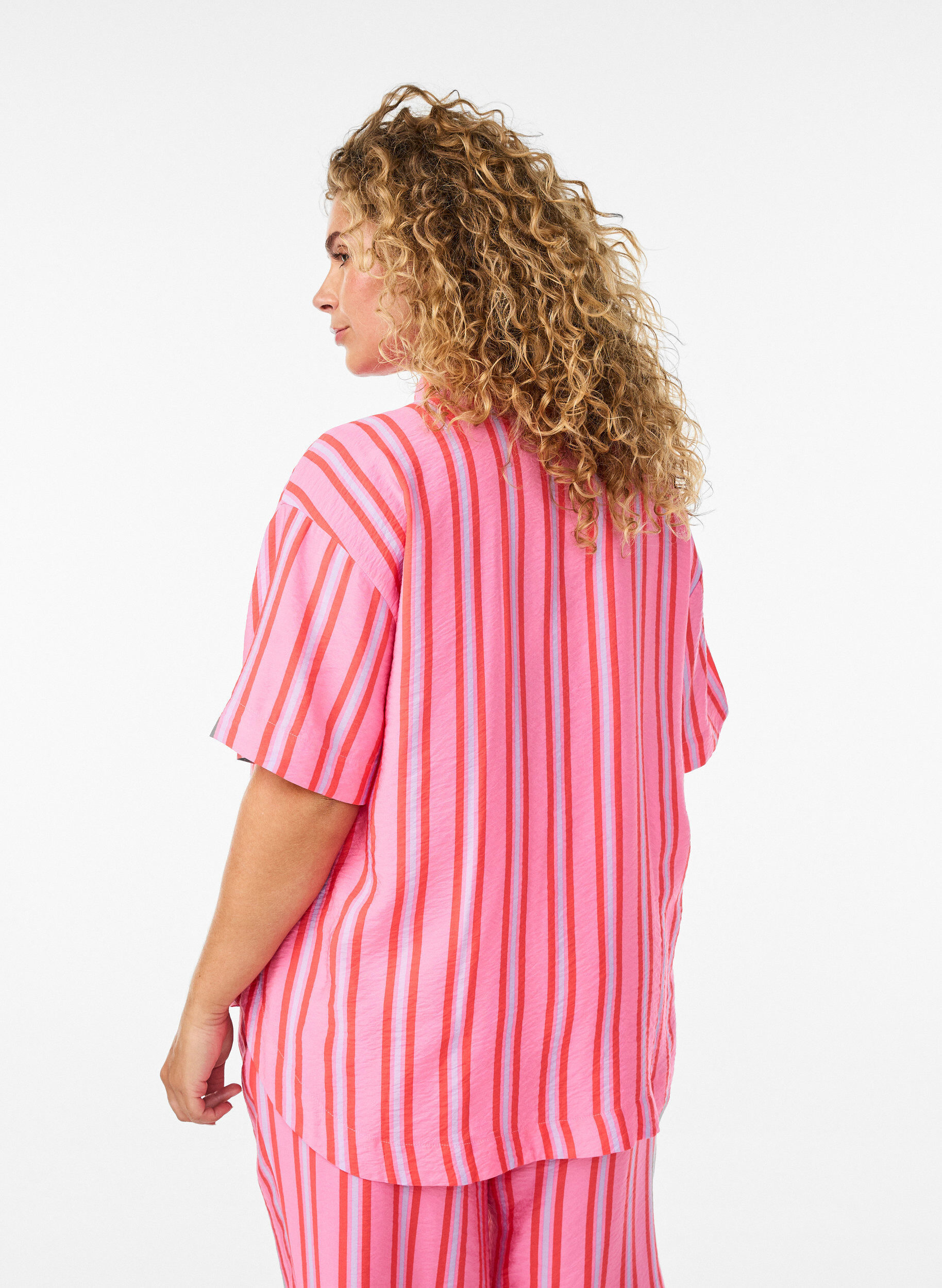 ZizziKort&auml;rmad randig skjorta i viskos, Rosa, Model image number 2