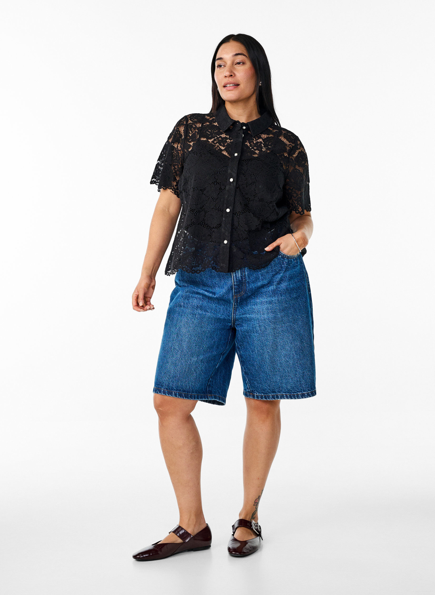 Zizzi Spetsskjortsblus med p&auml;rlknappar, Svart, Model image number 1