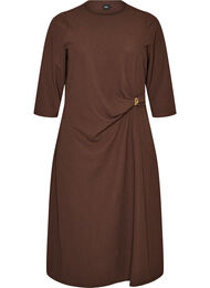 Kl&auml;nning i jersey med drapering och dekorativt sp&auml;nne, Brun