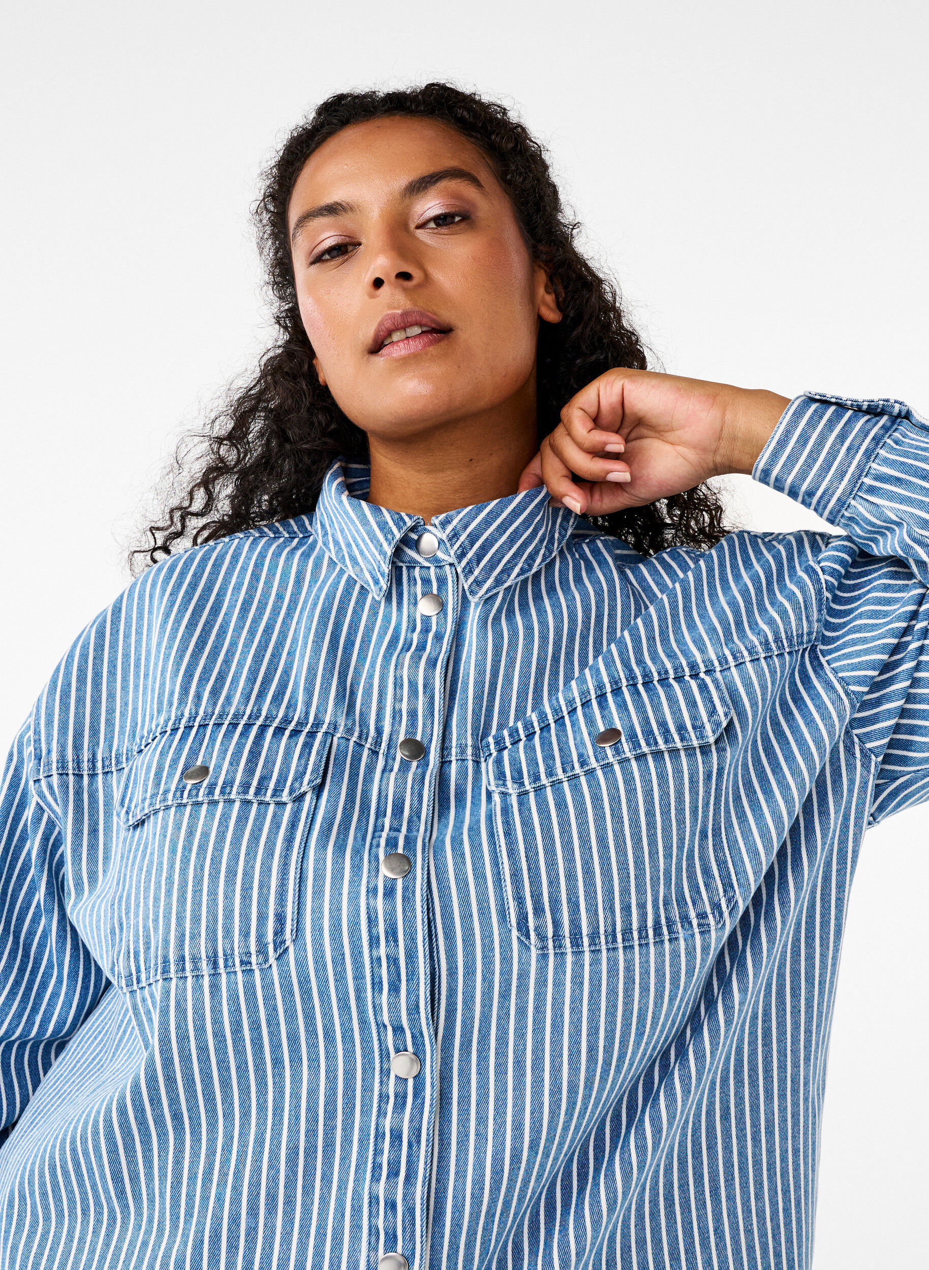 Zizzi Enf&auml;rgad jeansskjorta med br&ouml;stfickor, Light B.Denim Stripe, Model image number 3