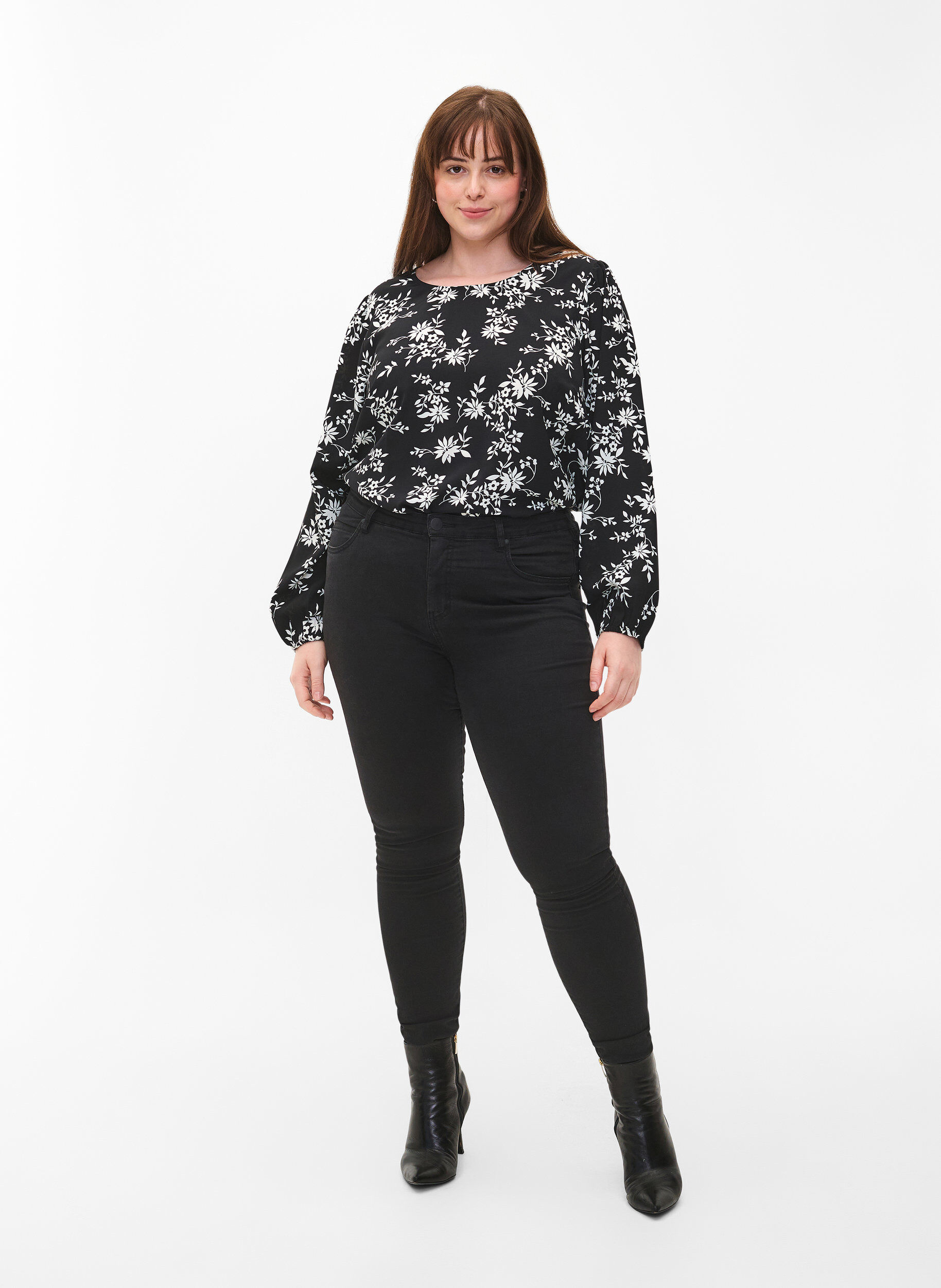 Zizzi Blus med puff&auml;rm, Black Flower AOP, Model image number 2
