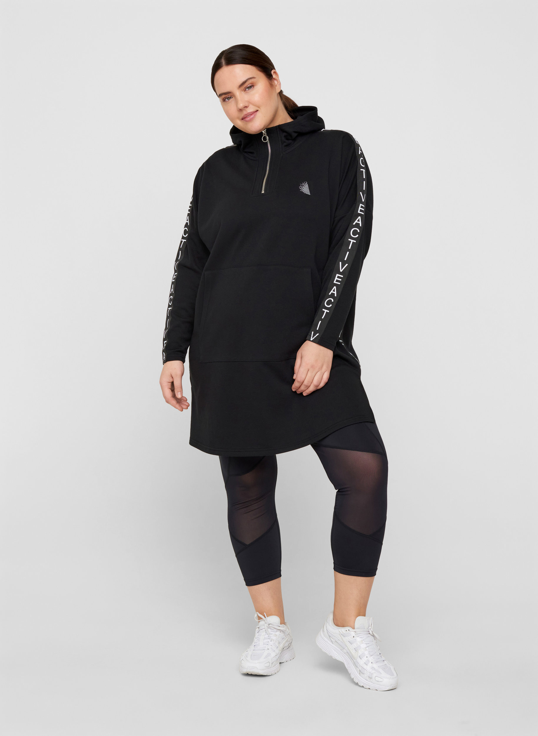 Klänning i sweatshirtmaterial med huva och stor ficka, Black, Model image number 3