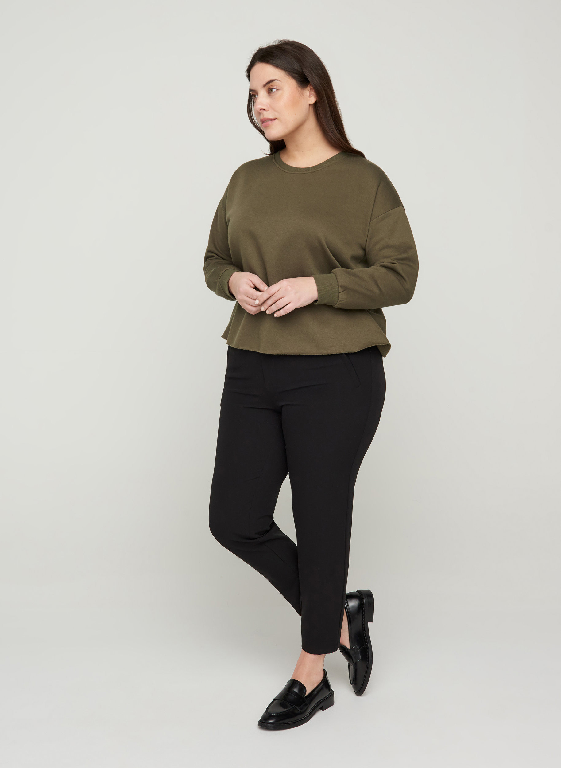 Croppad sweatshirt med rund halsringning, Ivy Green, Model image number 2