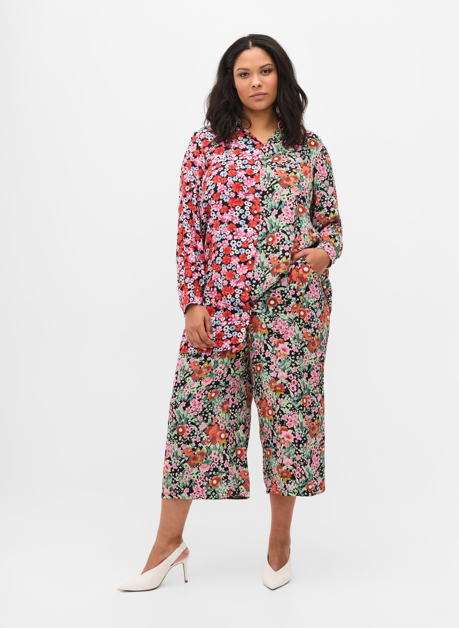 Blommiga culottebyxor med fickor, Green Flower AOP, Model
