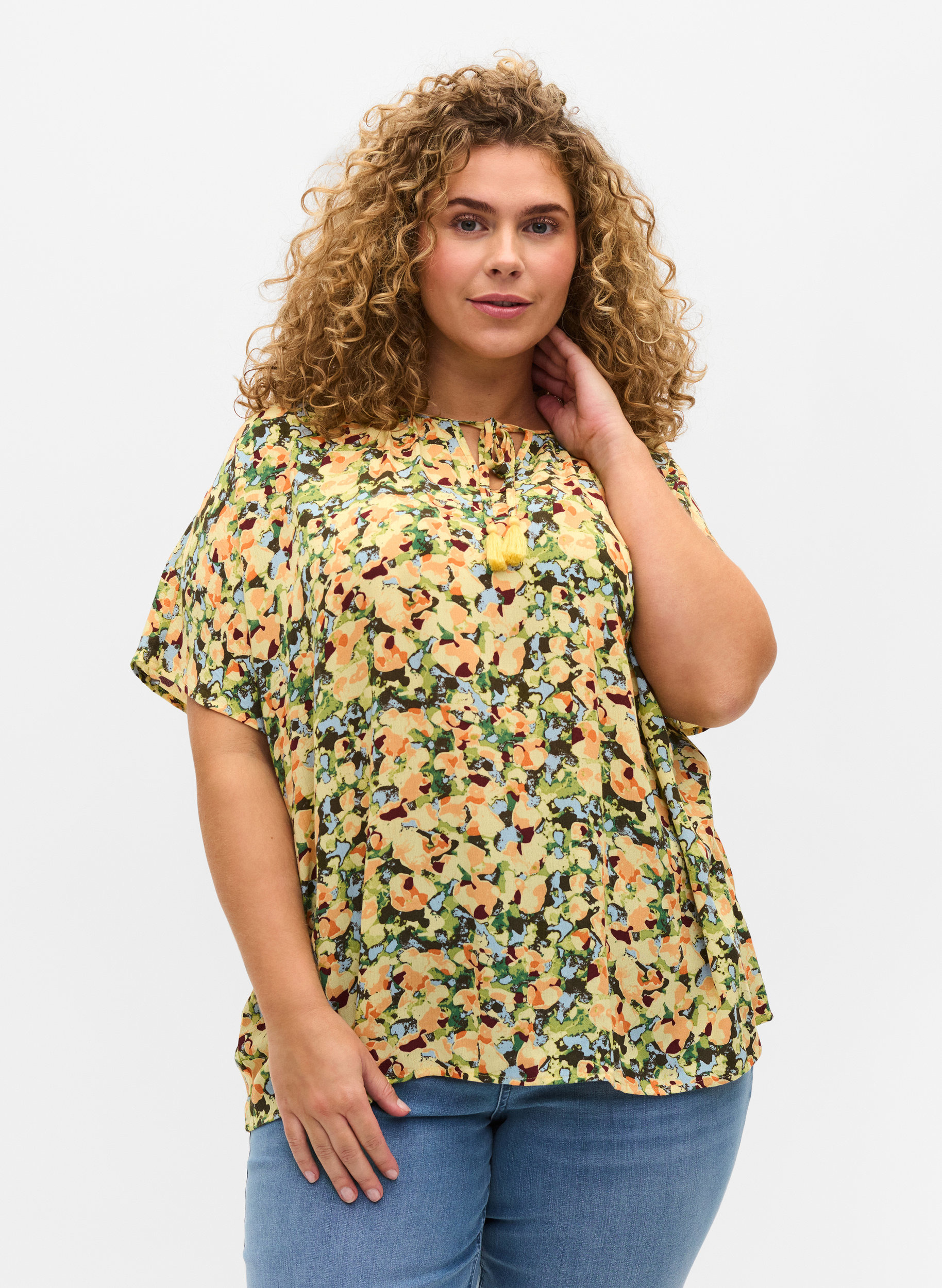 Kortärmad blus i viskos, Yellow Summer AOP, Model