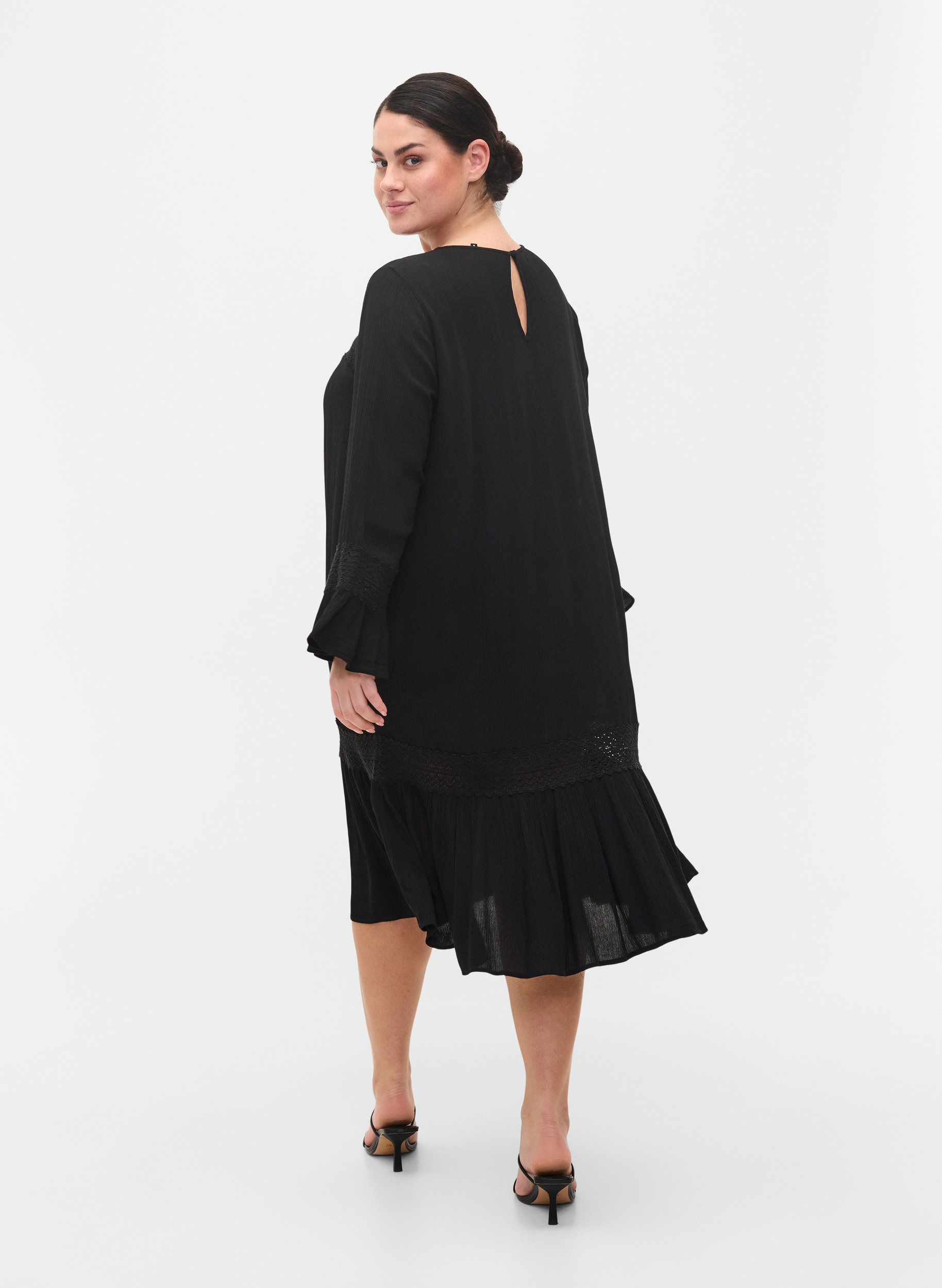 Viskosklänning med spetsdetaljer, Black, Model image number 1