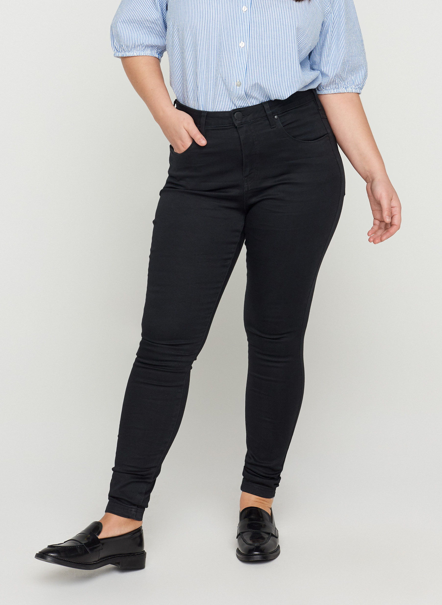 Super slim Amy jeans med hög midj, Black, Model image number 4