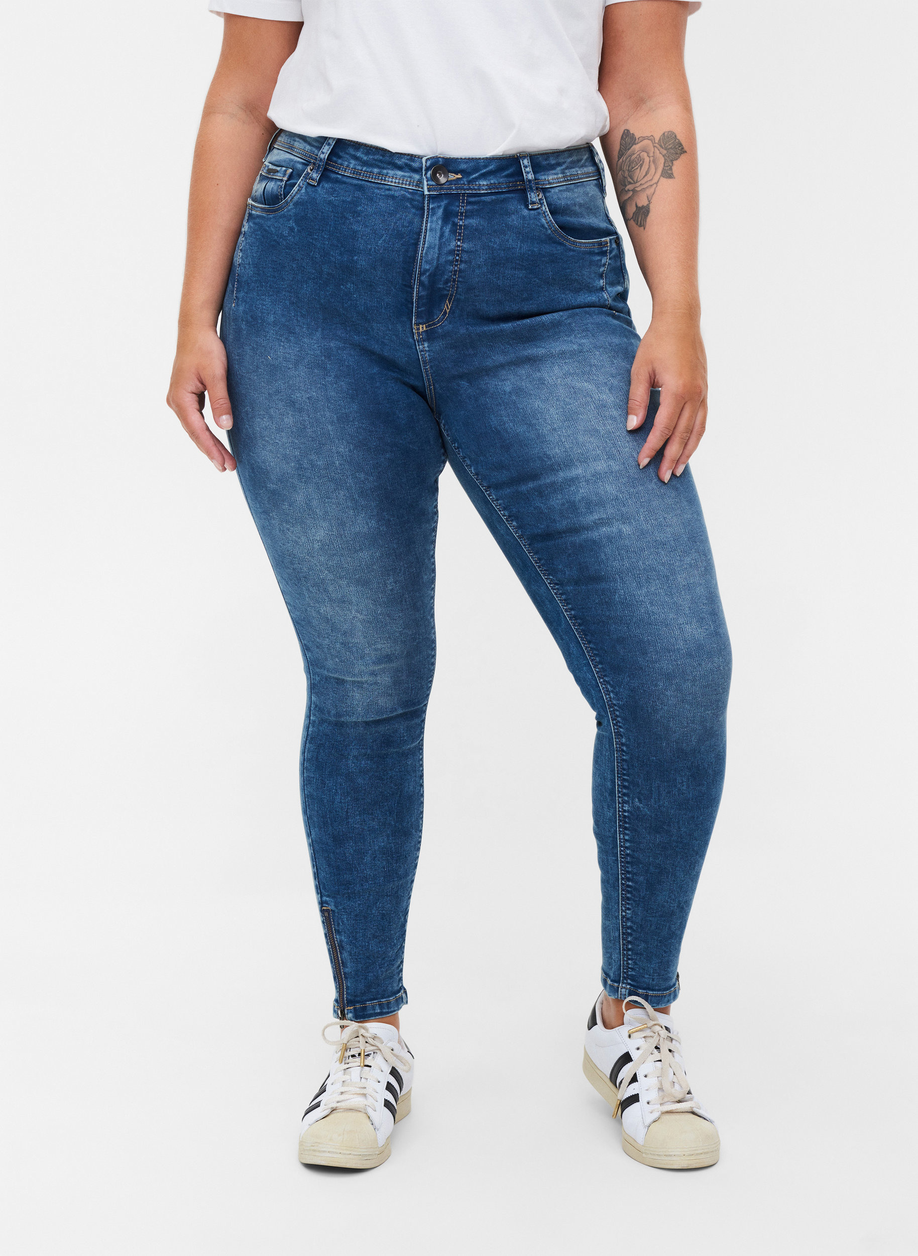 Croppade Amy jeans med blixtlås, Blue denim, Model image number 3