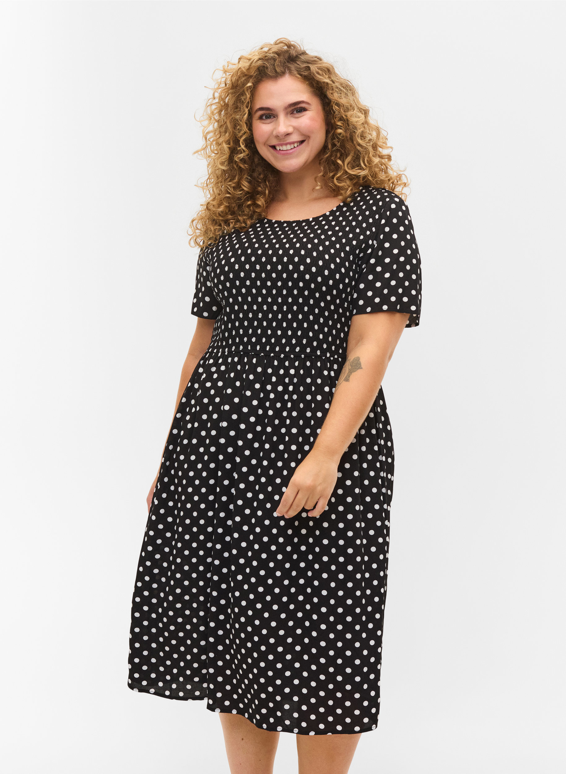 Mönstrad viskosklänning med smock, Black Dot, Model