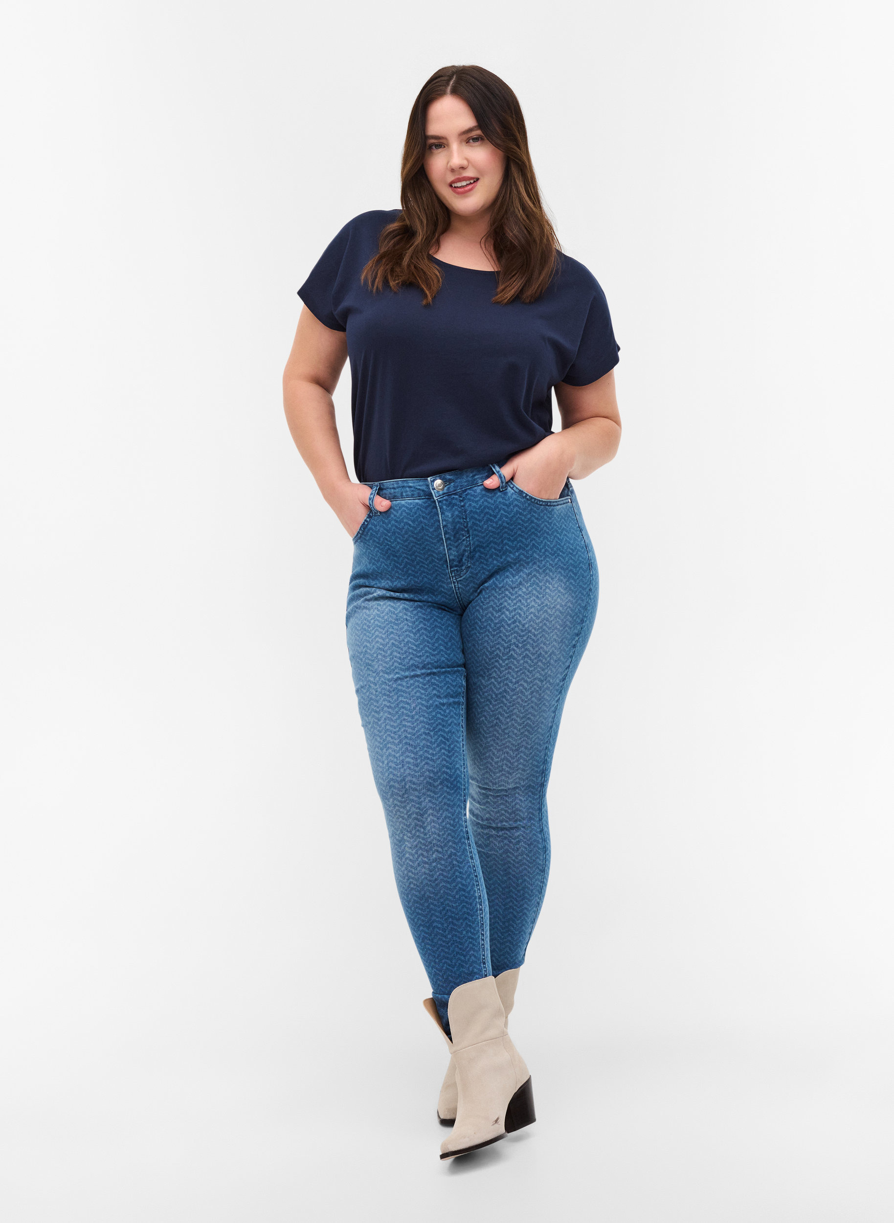 Mönstrade Amy jeans med hög midja, Ethnic Print, Model