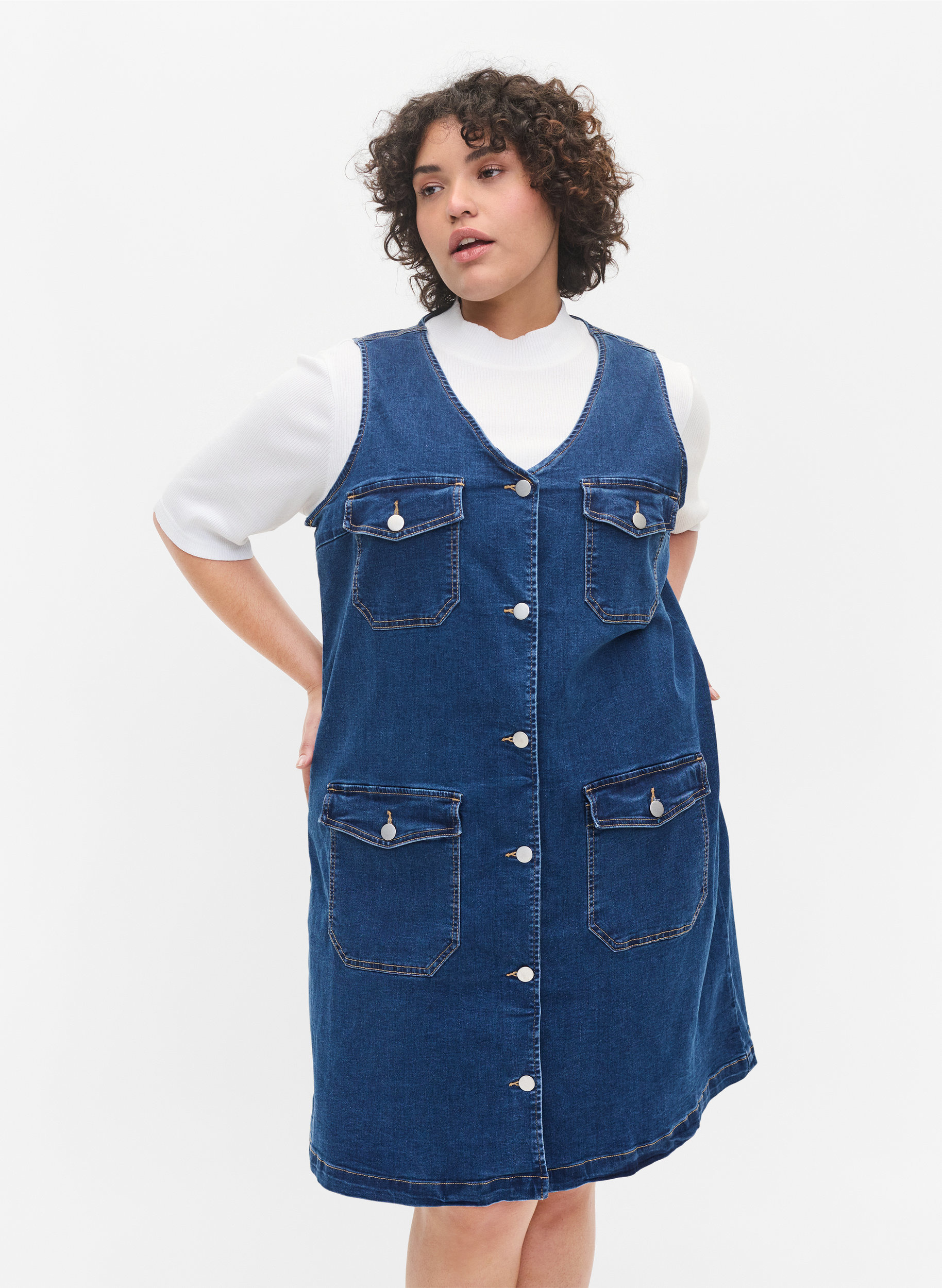 Jeansklänning med knappar, Dark blue denim, Model
