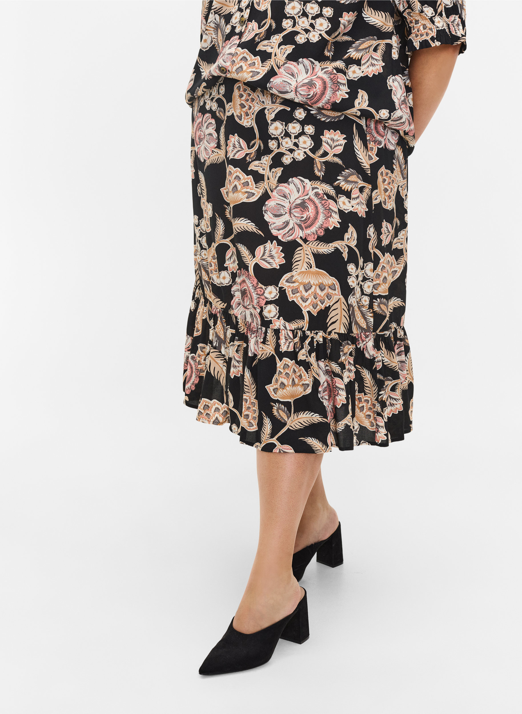 Mönstrad viskoskjol med volanger, Paisley Flower, Model