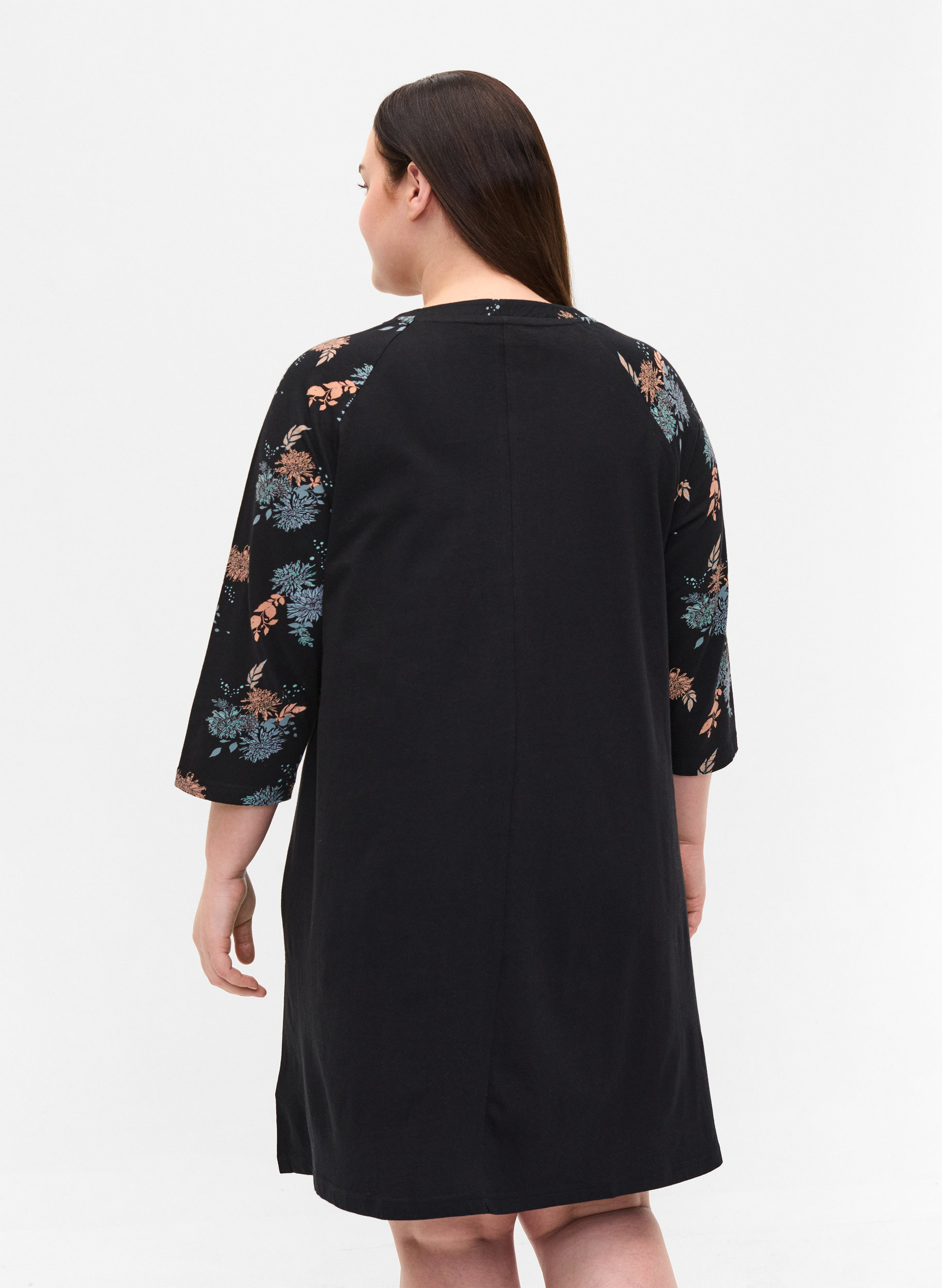 Bomullsnattlinne med mönstrade detaljer, Black Flower AOP, Model