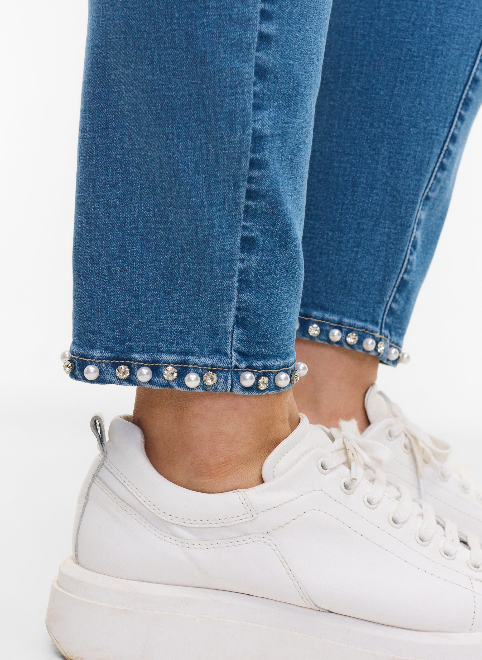 Croppade Amy jeans med pärlor, Light blue denim, Model image number 2