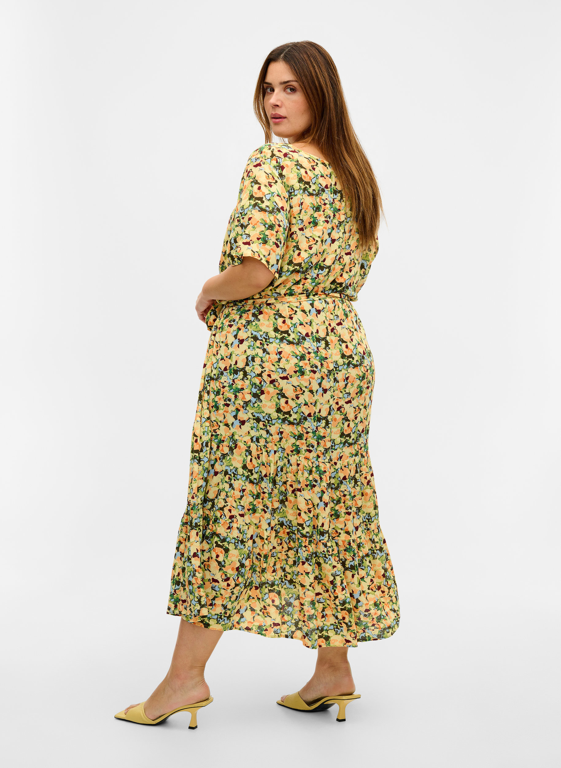 Kortärmad midiklänning i viskos, Yellow Summer AOP, Model