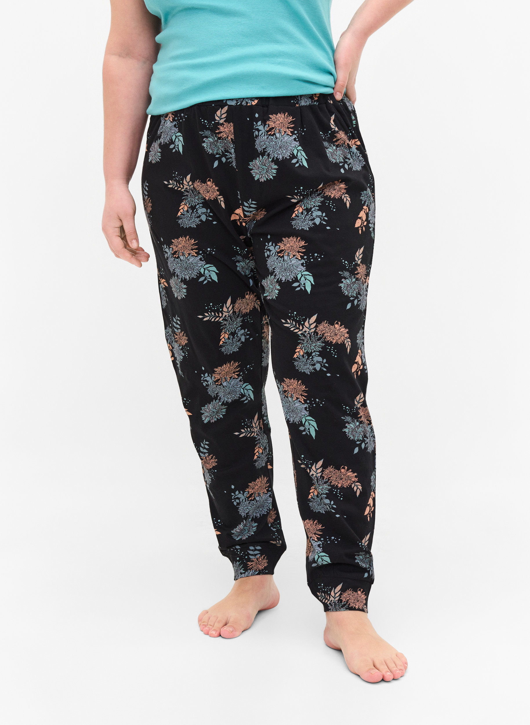 Pyjamasbyxor med blommigt mönster i bomull, Black Flower AOP, Model