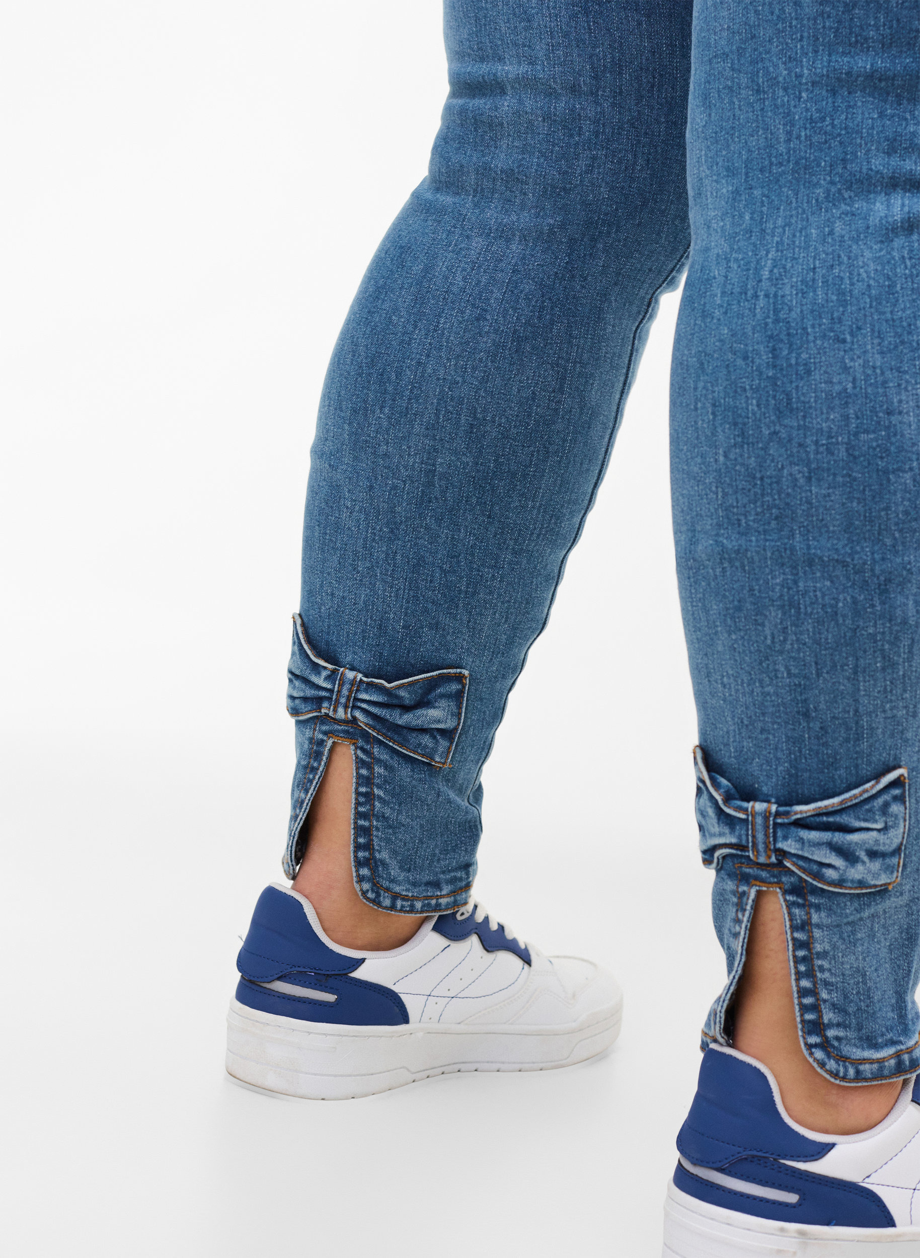 Croppade Amy jeans med hög midja och rosett, Blue denim, Model image number 2