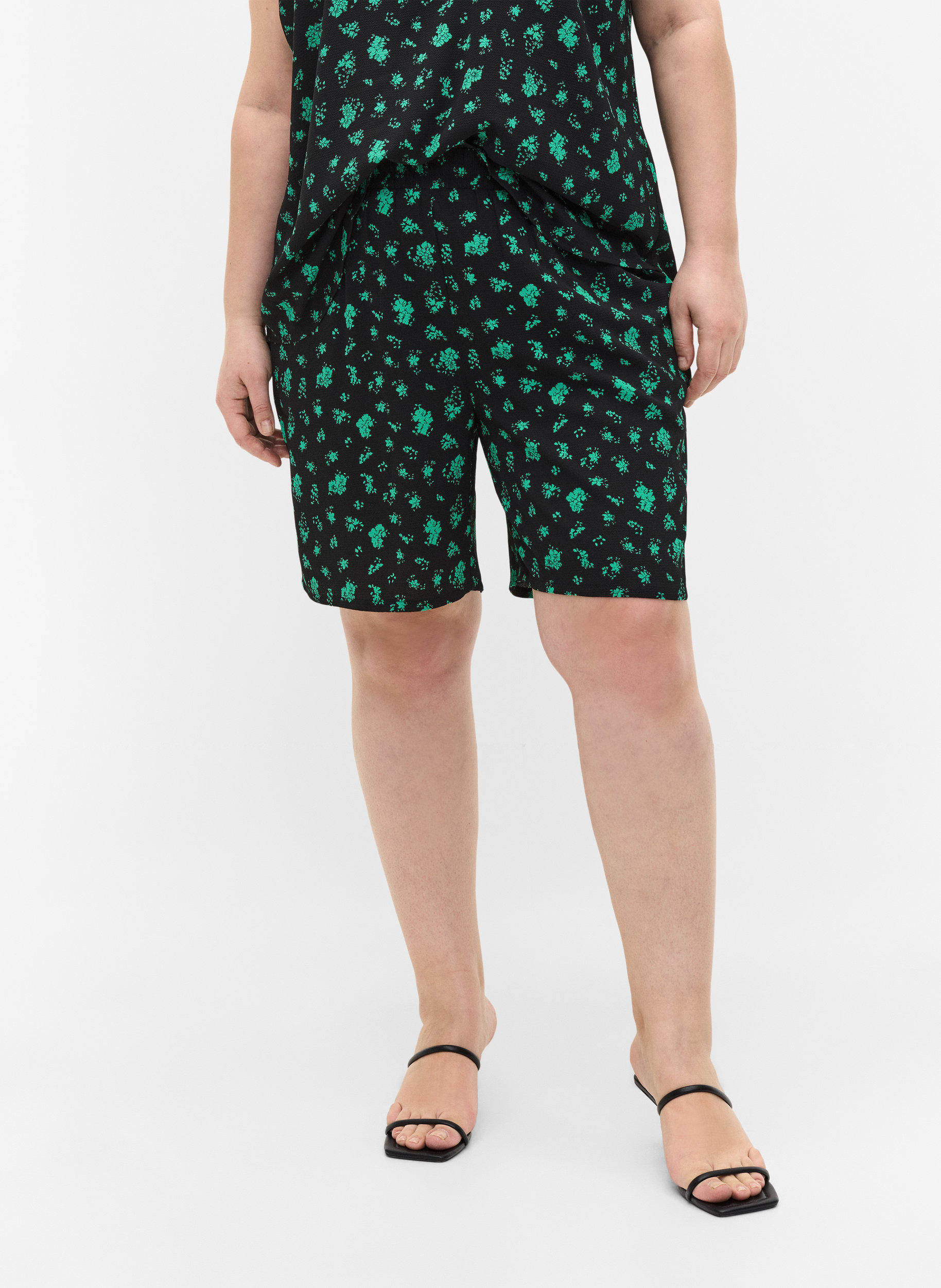Mönstrade shorts med fickor, Green Flower AOP, Model image number 2
