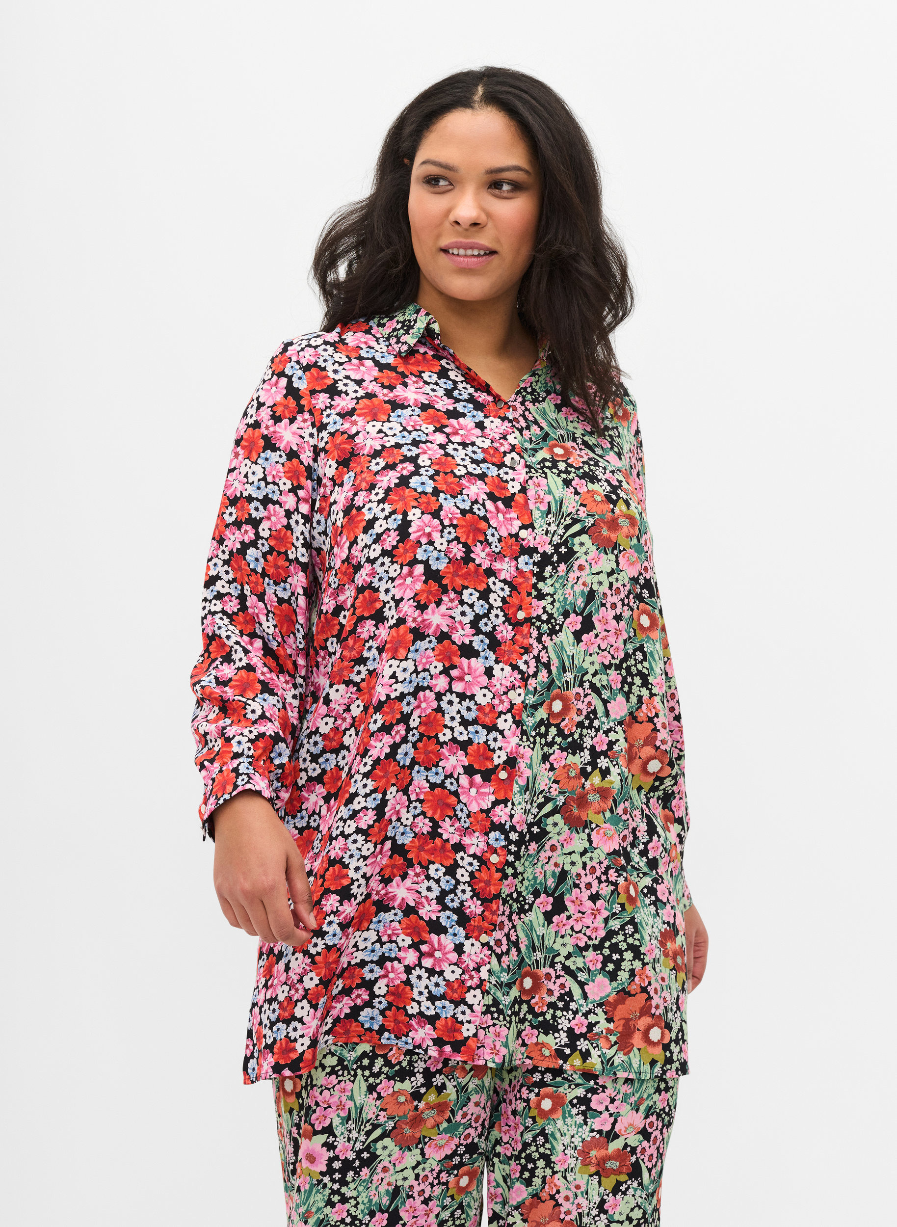 Lång blommig skjorta i viskos, Flower AOP Mix, Model