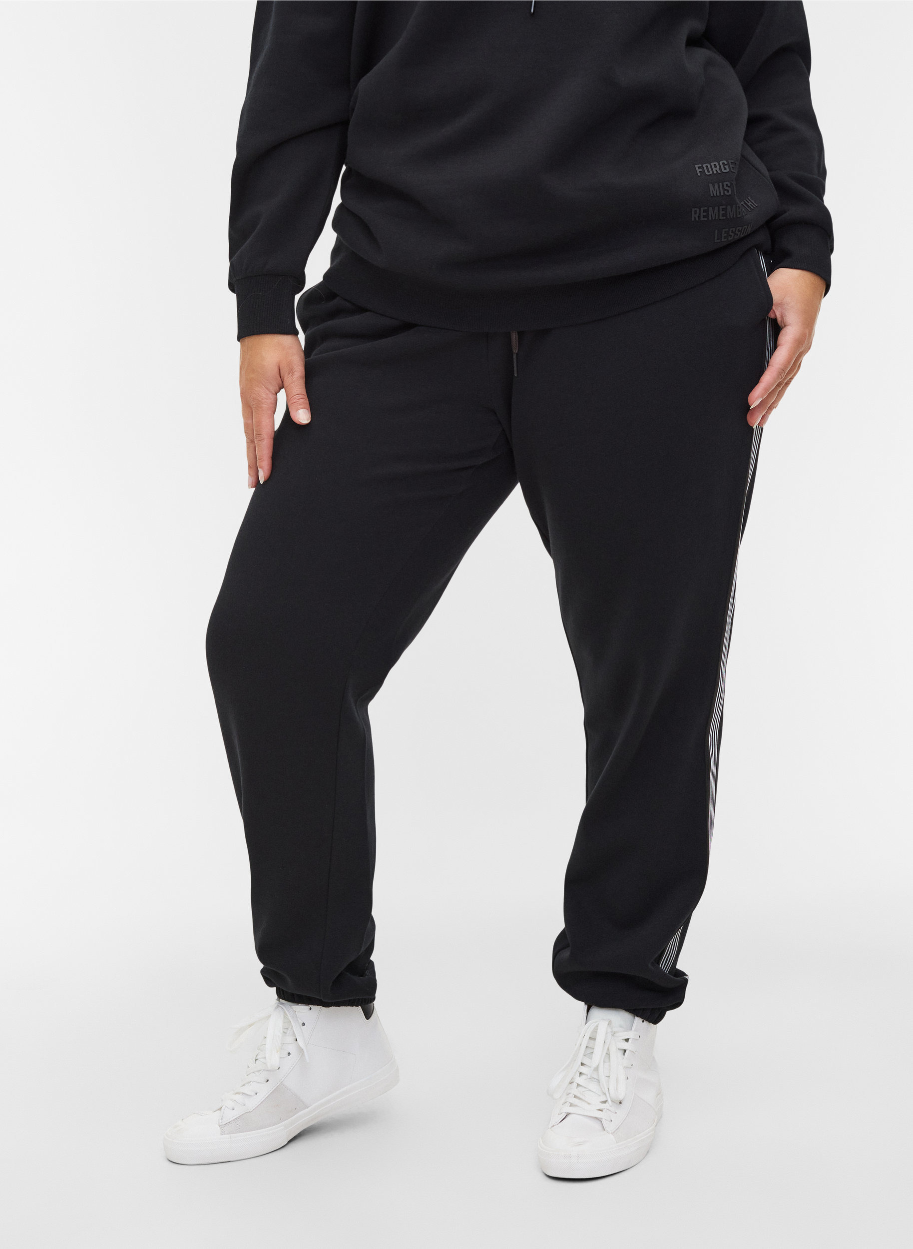Sweatpants med snöre och fickor, Black, Model image number 2