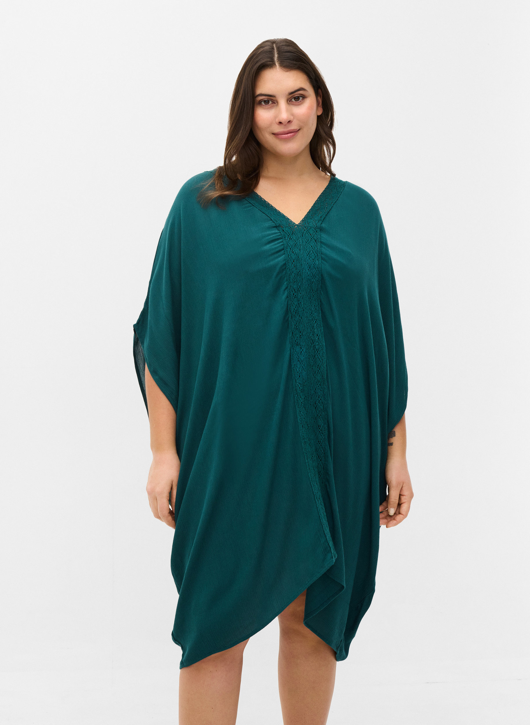 Strandklänning i viskos med spetsdetaljer, Deep Teal, Model