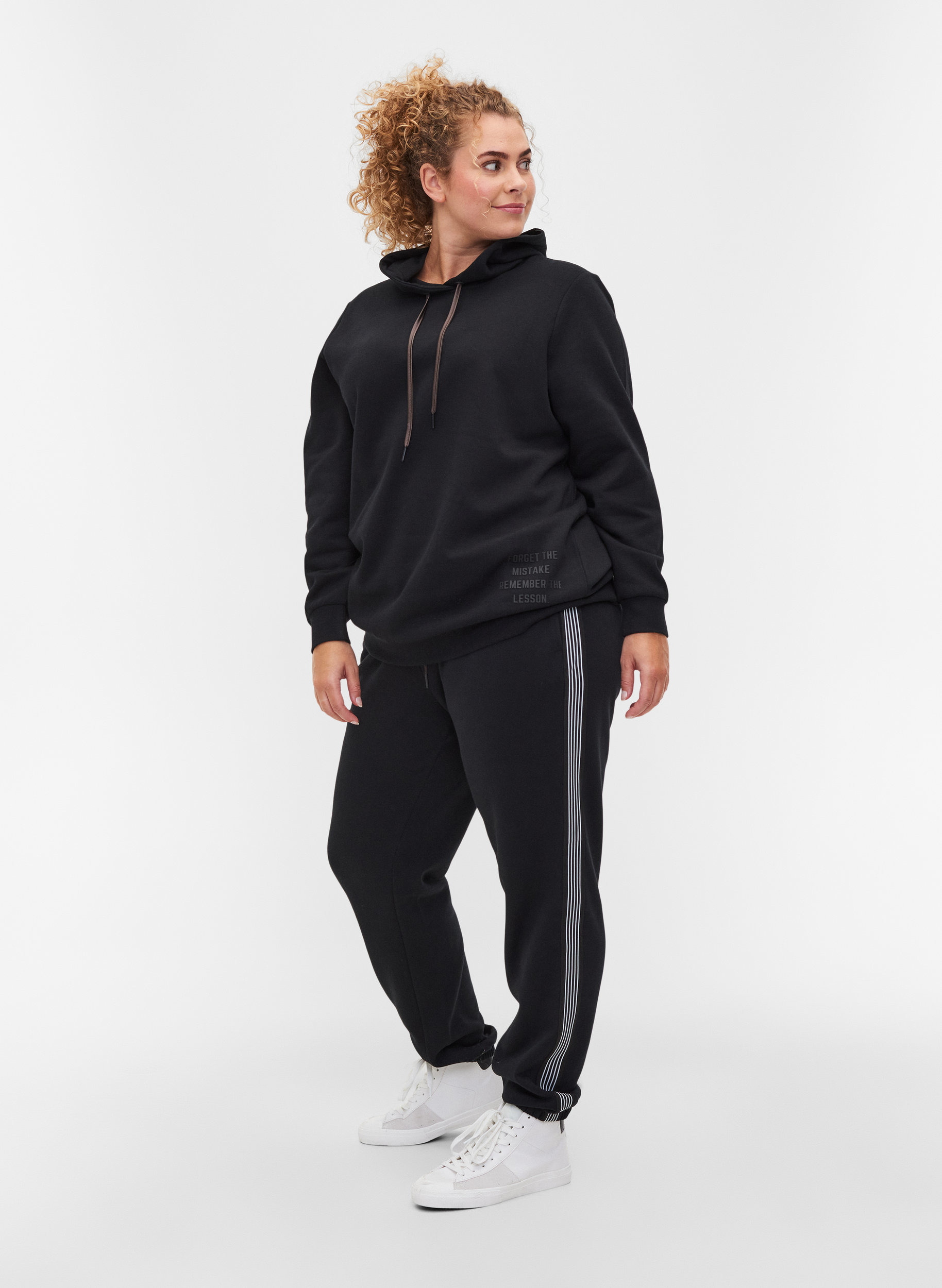 Sweatpants med snöre och fickor, Black, Model image number 0