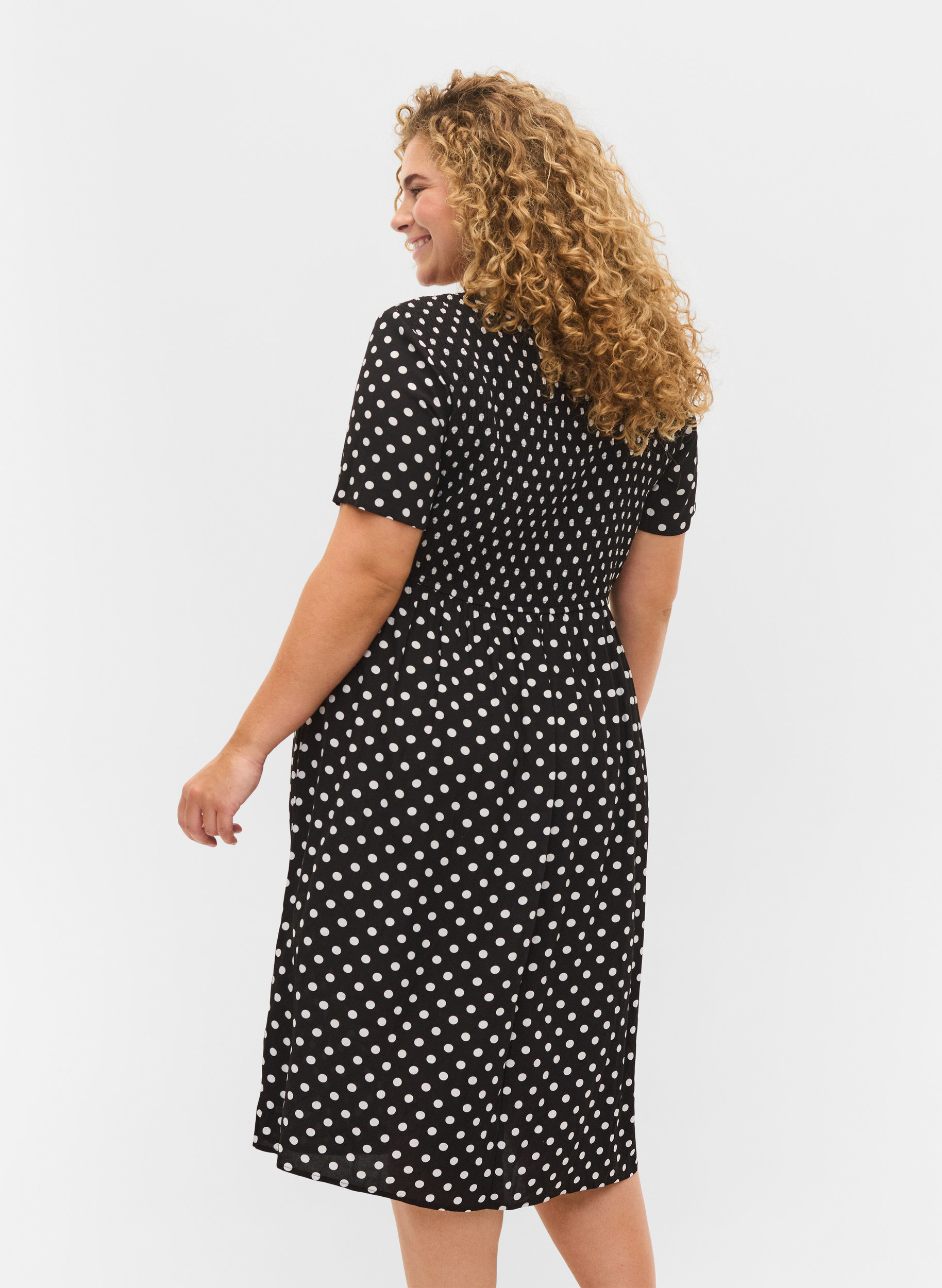 Mönstrad viskosklänning med smock, Black Dot, Model