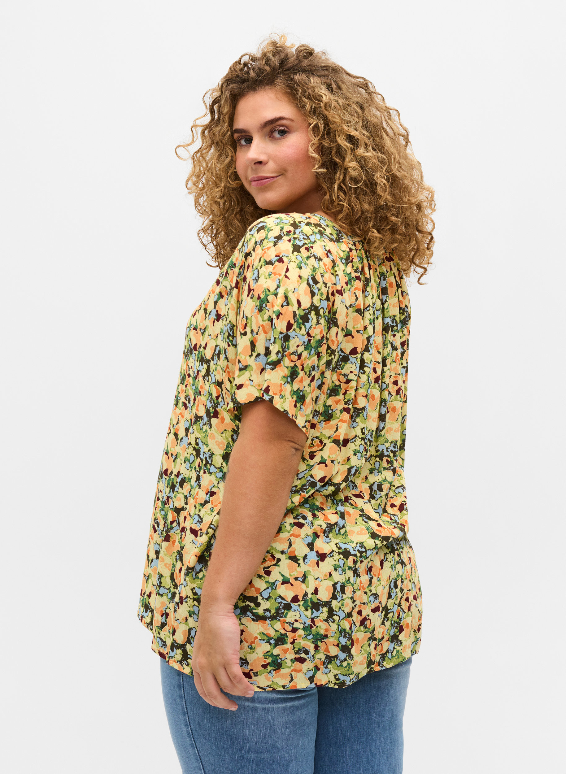Kortärmad blus i viskos, Yellow Summer AOP, Model
