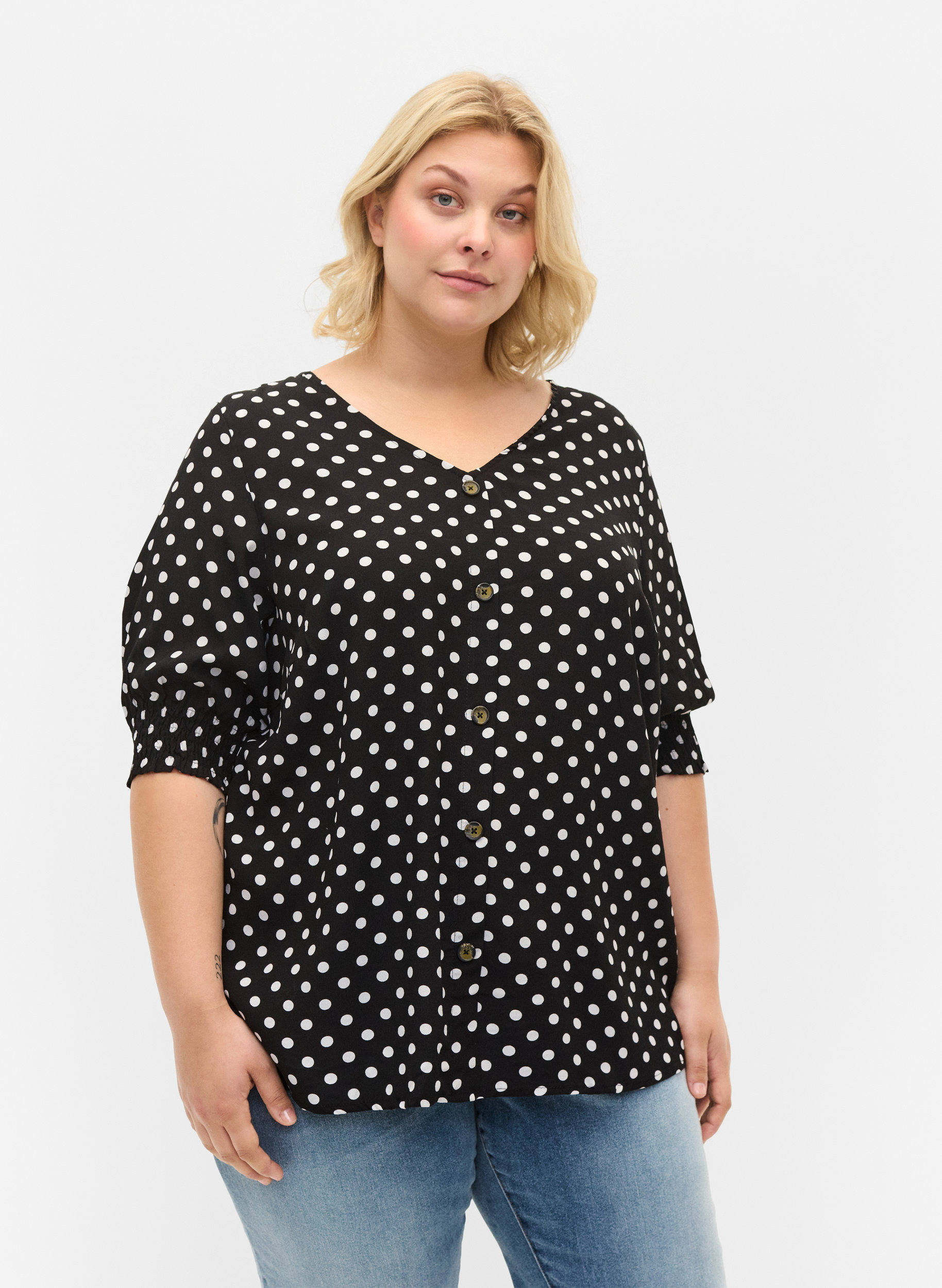 Mönstrad viskosblus med knappar, Black Dot, Model