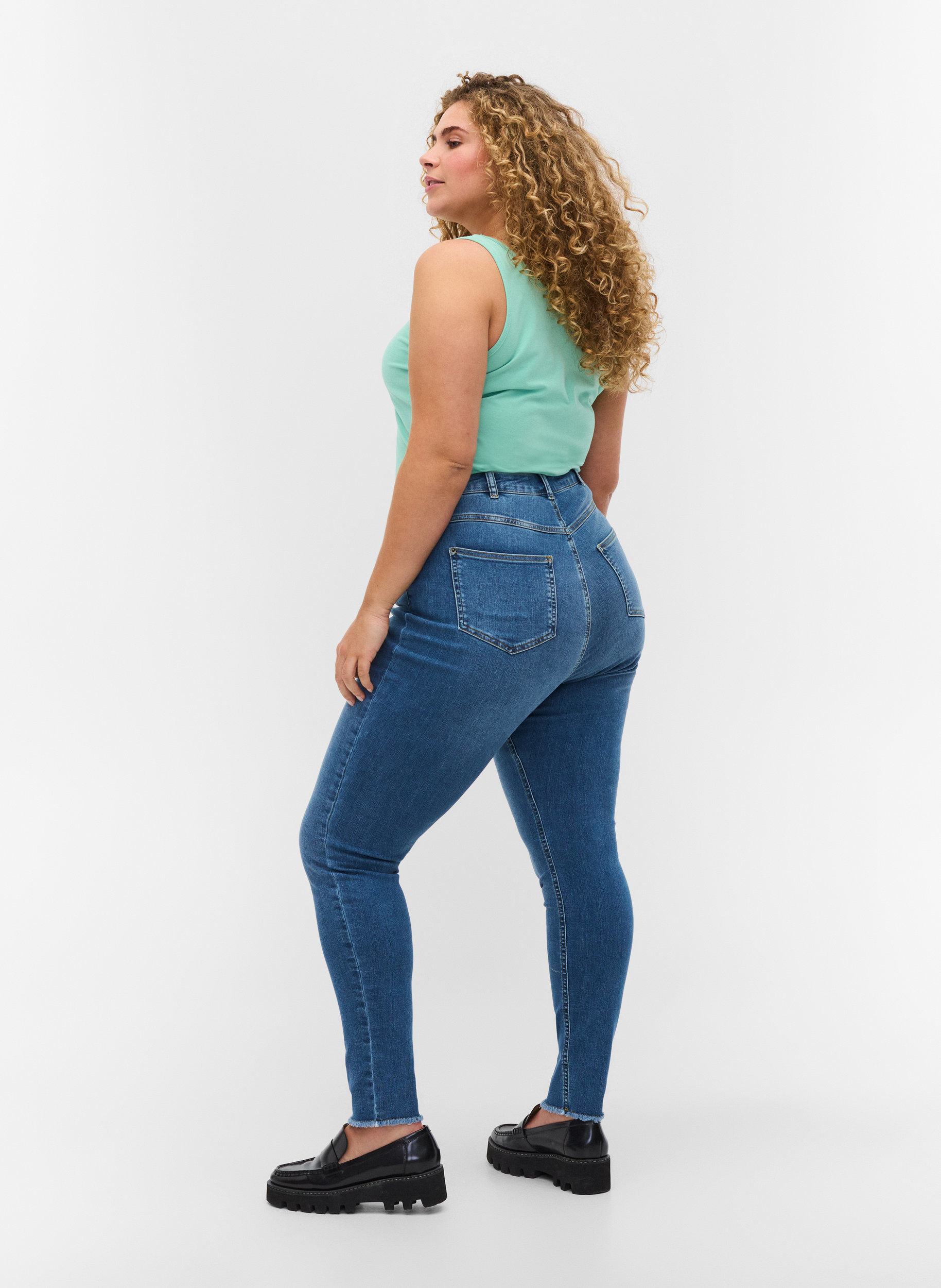 Bea jeans med extra hög midja, Blue denim, Model