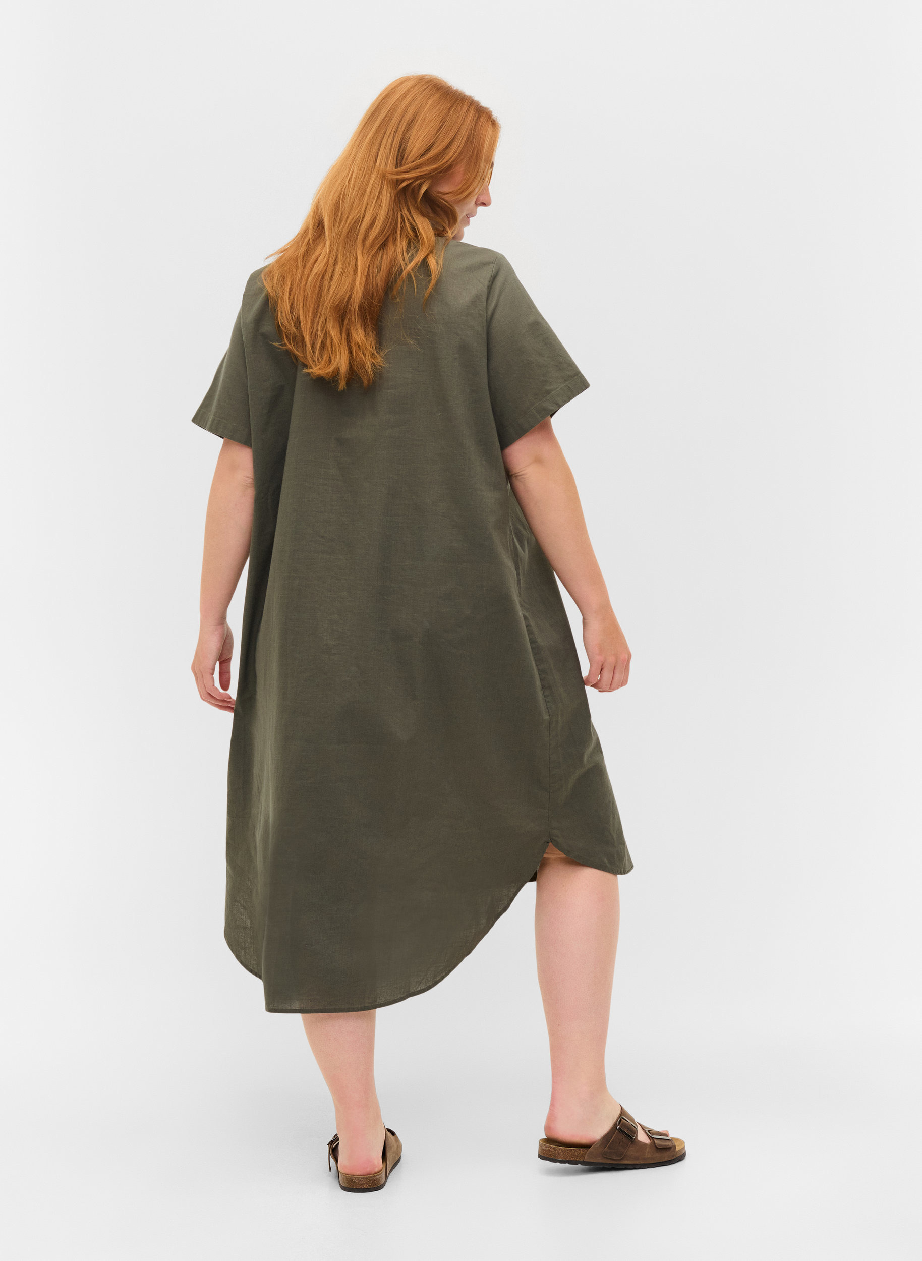 Lång bomullsskjorta med korta ärmar, Dusty Olive, Model