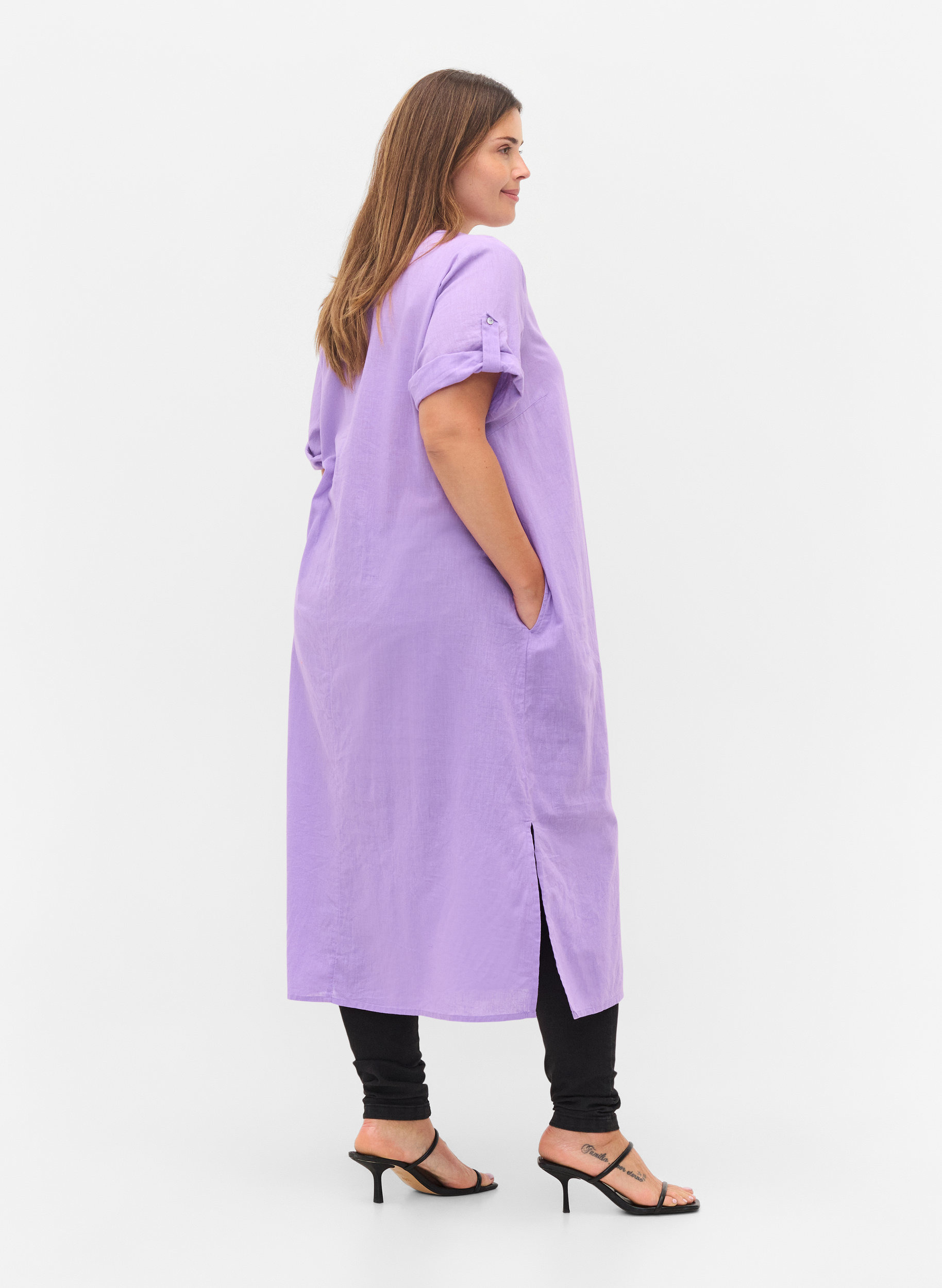 Lång skjortklänning med korta ärmar, Bougainvillea, Model