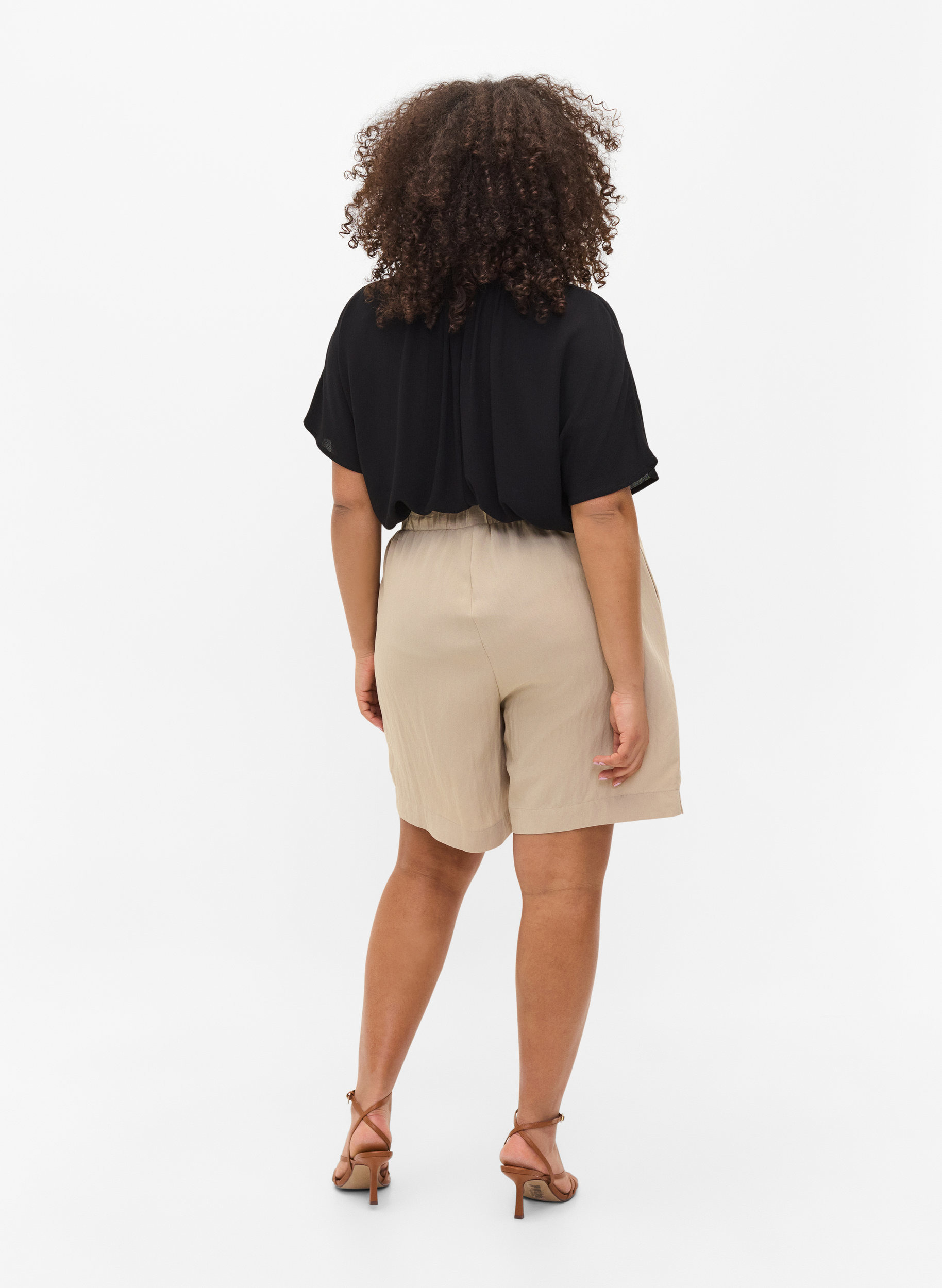 Lösa shorts i viskose, Oxford Tan, Model