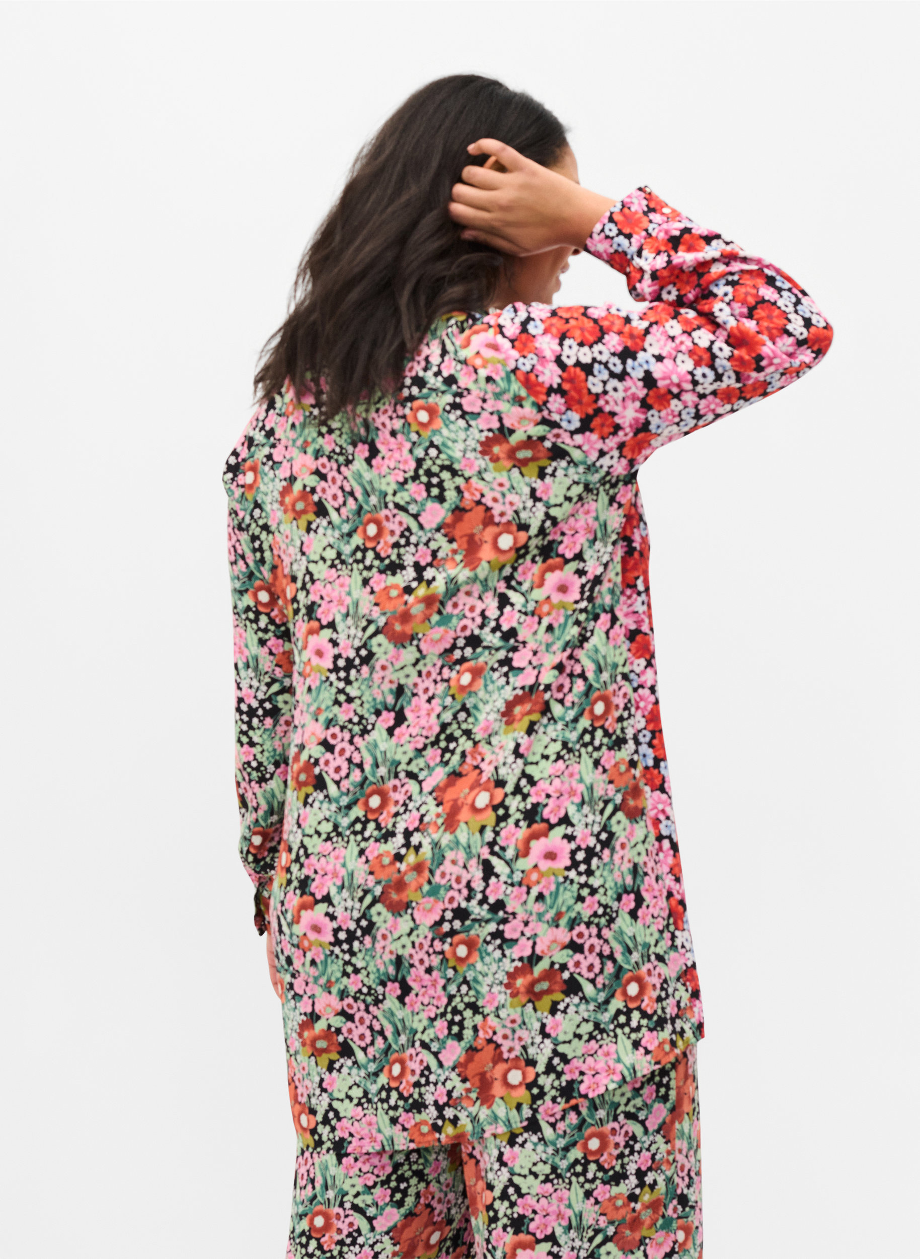 Lång blommig skjorta i viskos, Flower AOP Mix, Model