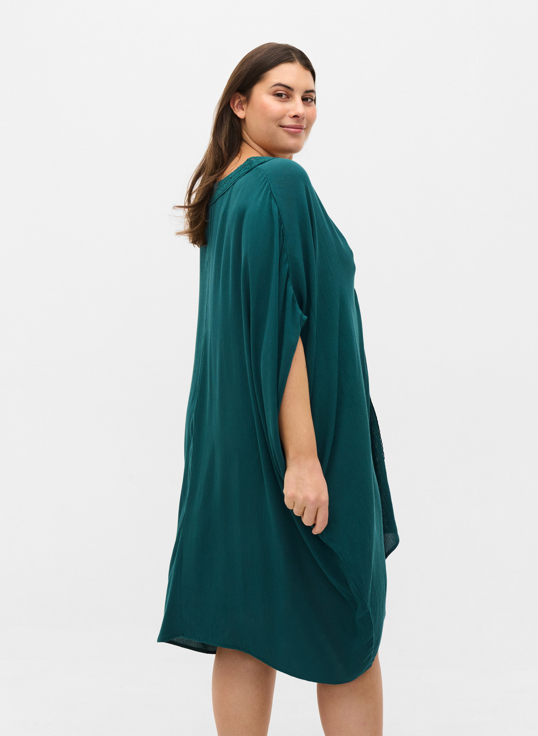 Strandklänning i viskos med spetsdetaljer, Deep Teal, Model