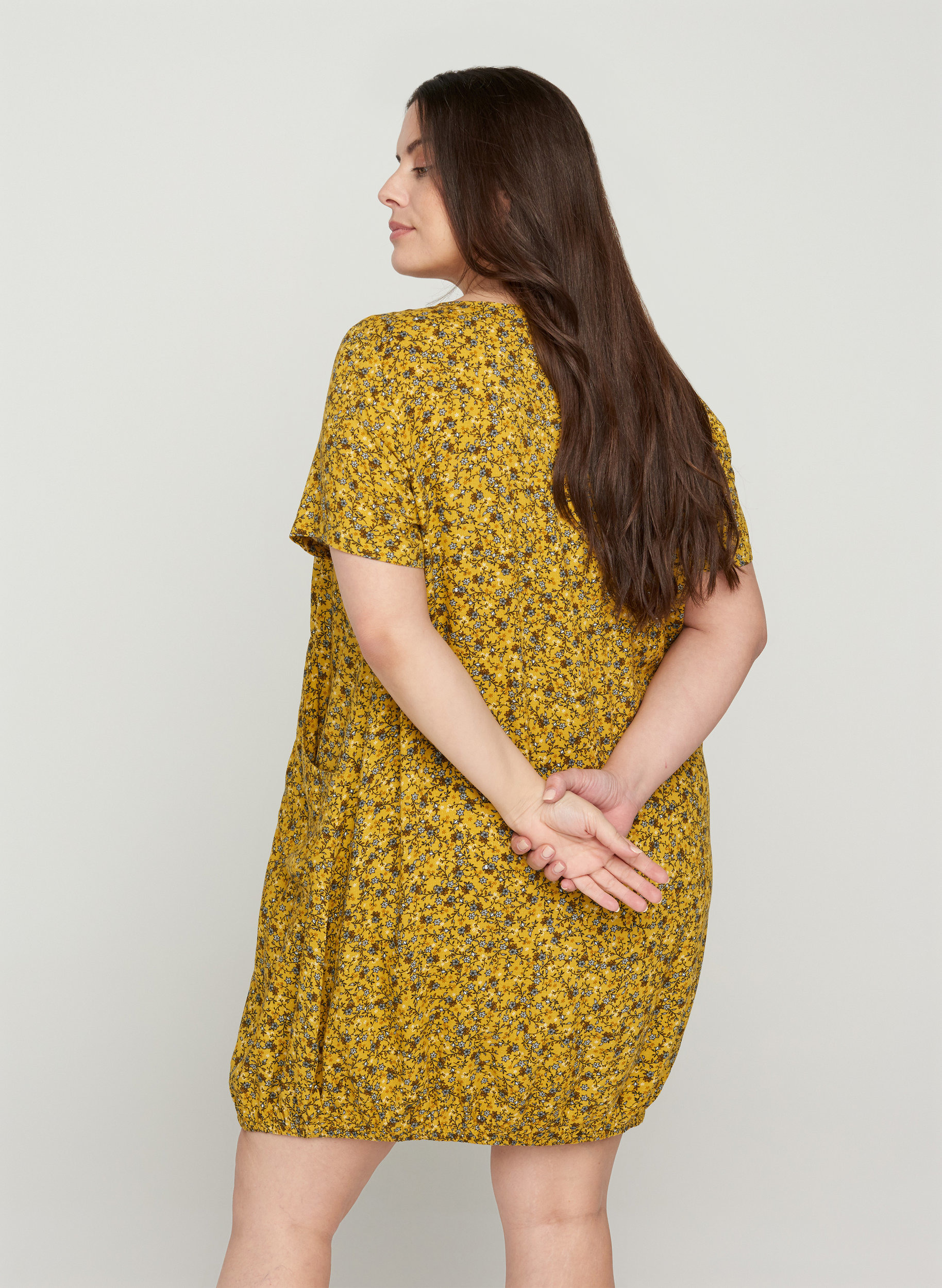 Kortärmad viskosklänning med mönster, Yellow Ditsy Flower, Model image number 1