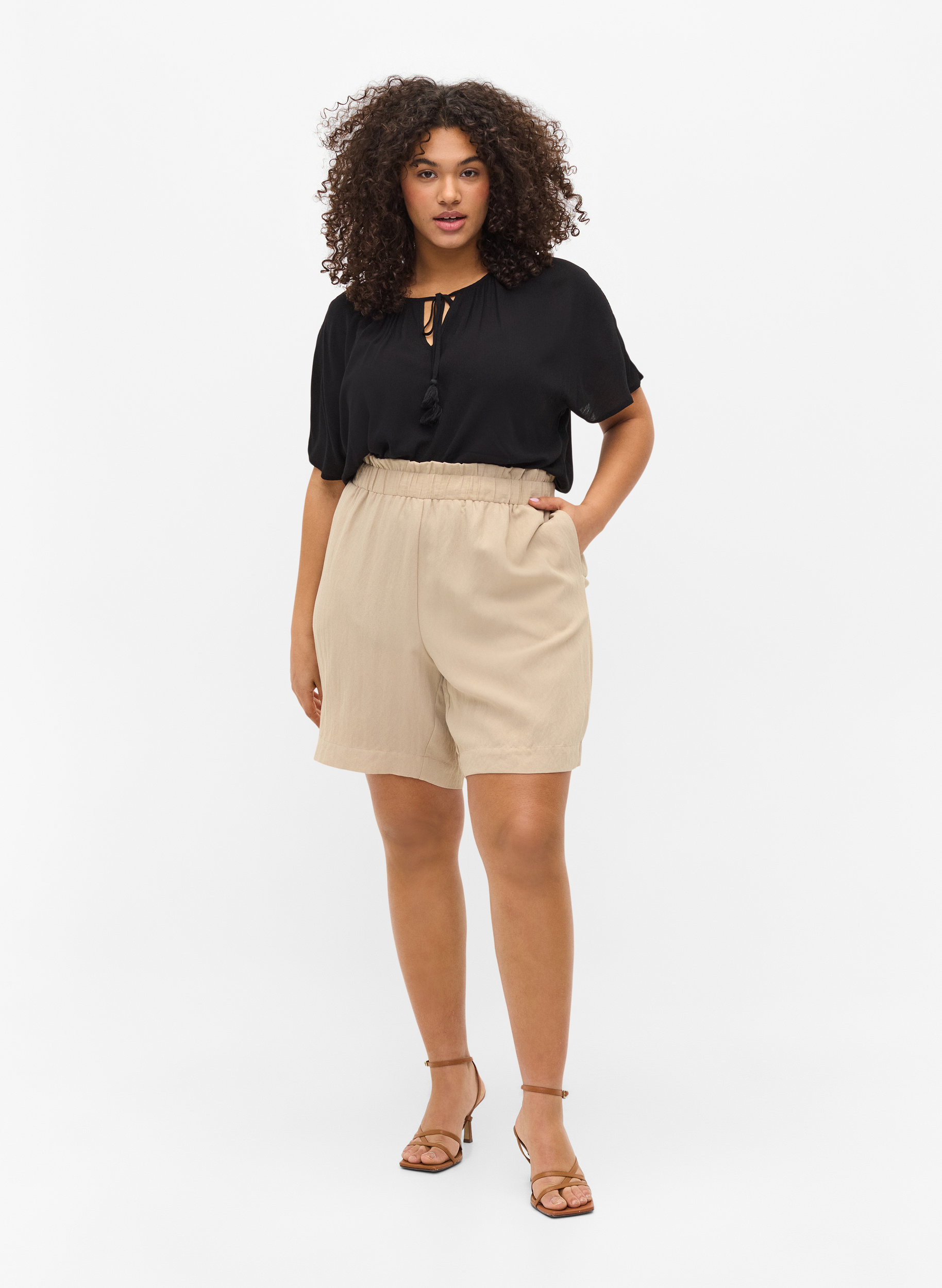 Lösa shorts i viskose, Oxford Tan, Model