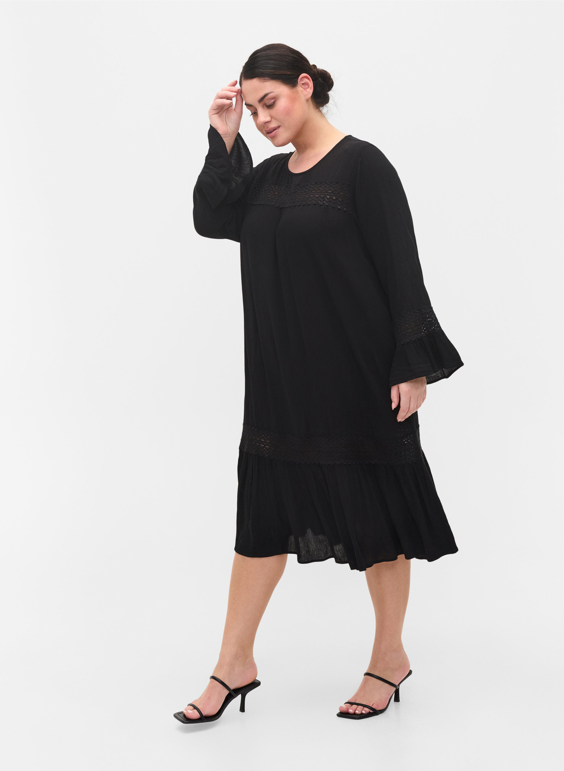 Viskosklänning med spetsdetaljer, Black, Model image number 2