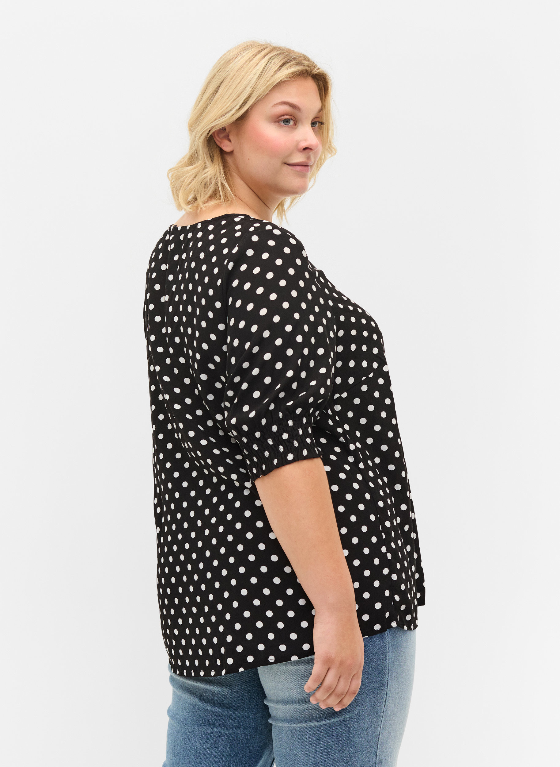 Mönstrad viskosblus med knappar, Black Dot, Model