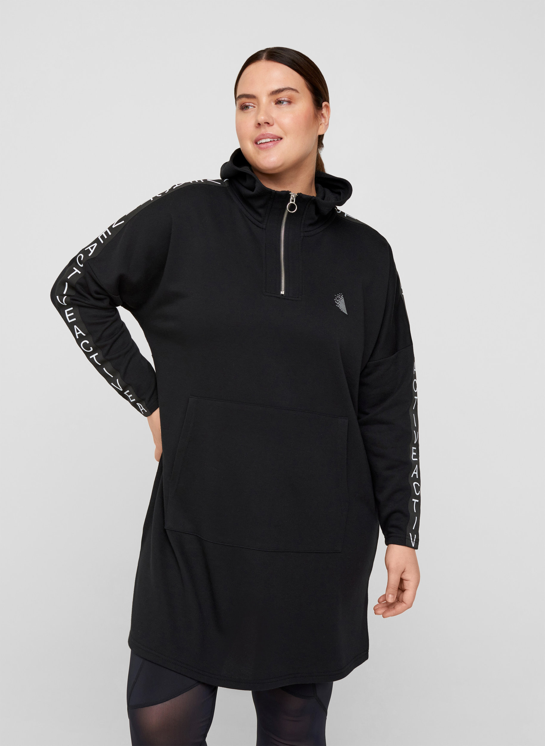 Klänning i sweatshirtmaterial med huva och stor ficka, Black, Model