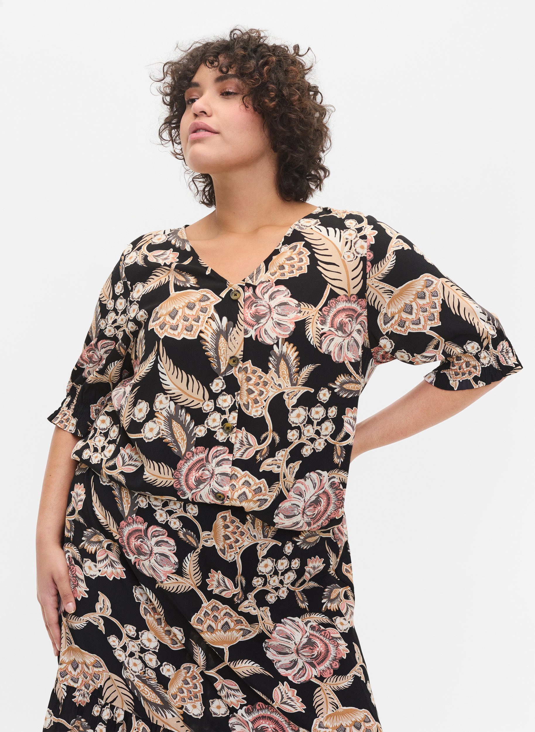 Mönstrad viskosblus med knappar, Paisley Flower, Model