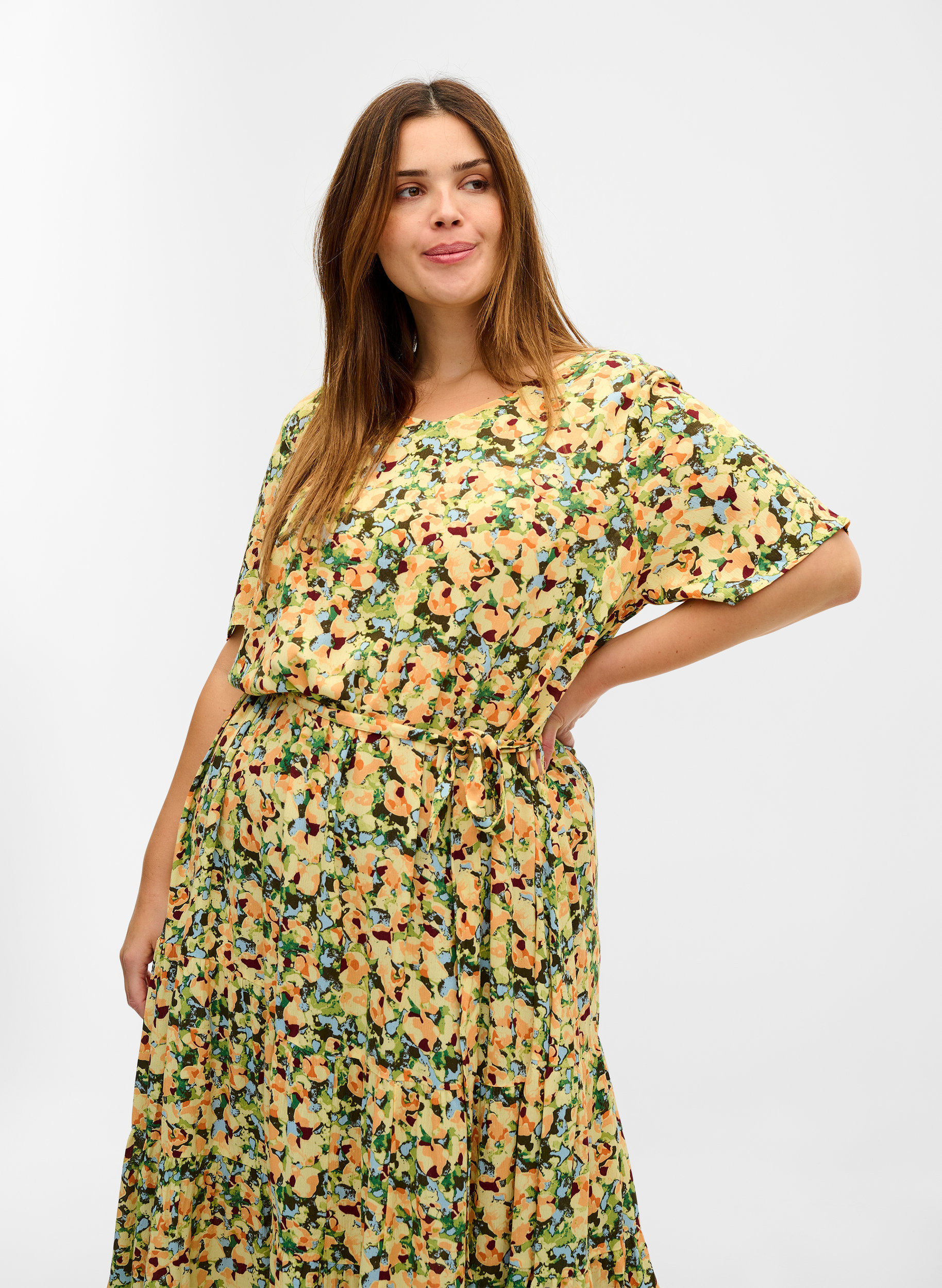 Kortärmad midiklänning i viskos, Yellow Summer AOP, Model