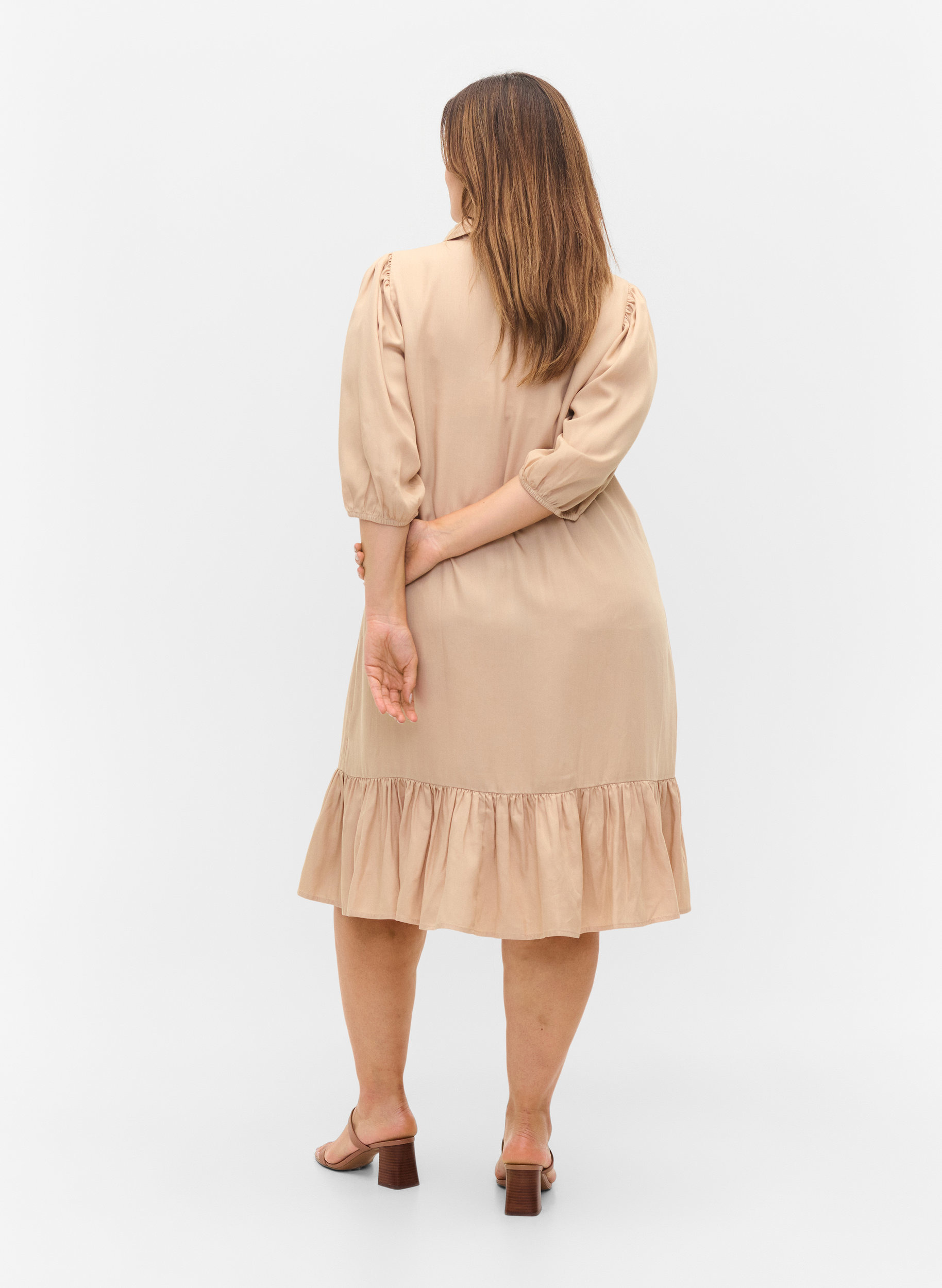 Klänning med volang och 3/4 ärmar, Humus, Model